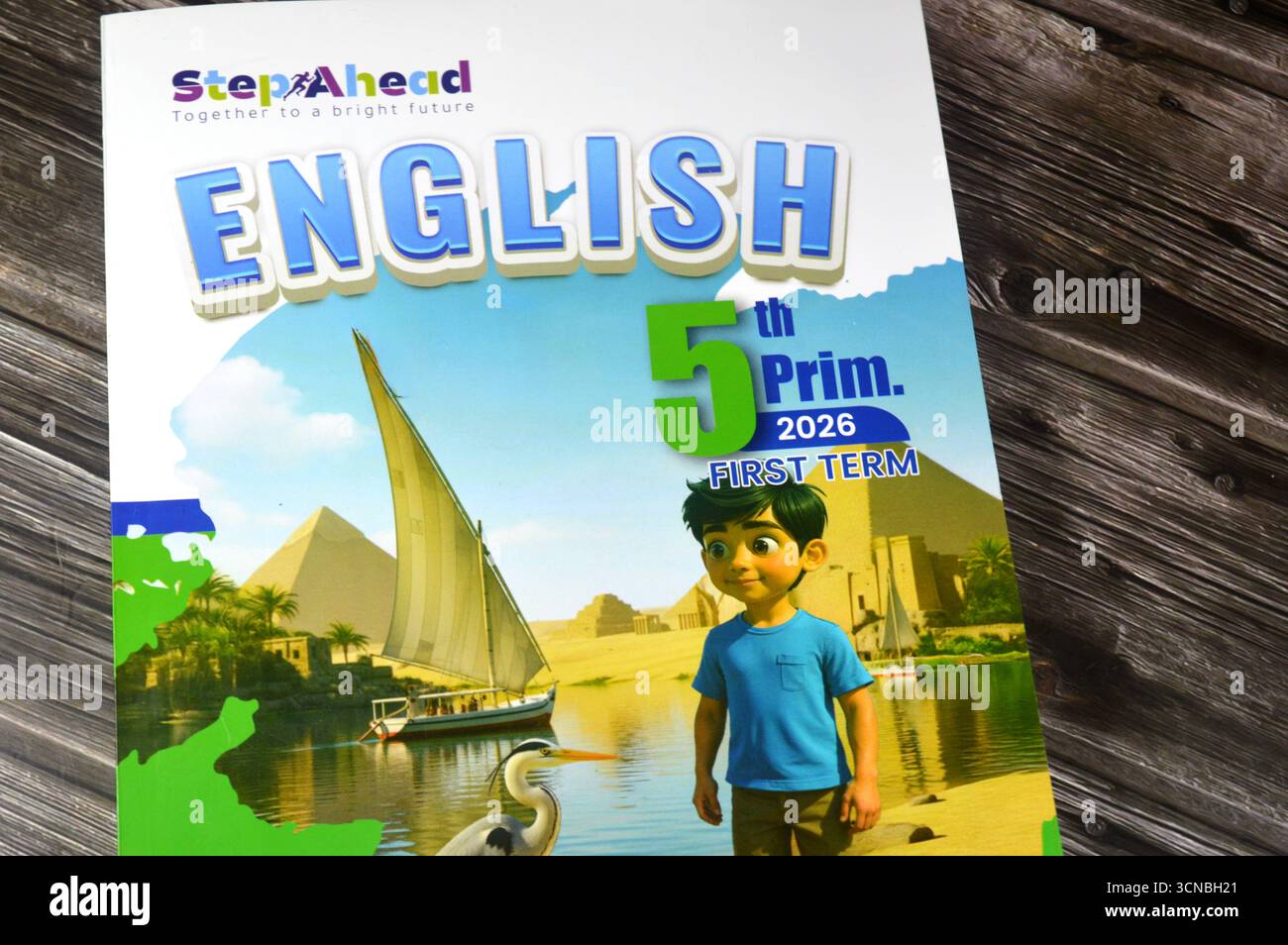 Le Caire, Egypte, 4 septembre 2025 : un livre en anglais pour la 5ème école primaire, livres éducatifs utilisés par les écoliers égyptiens, apprentissage, enseignement Banque D'Images