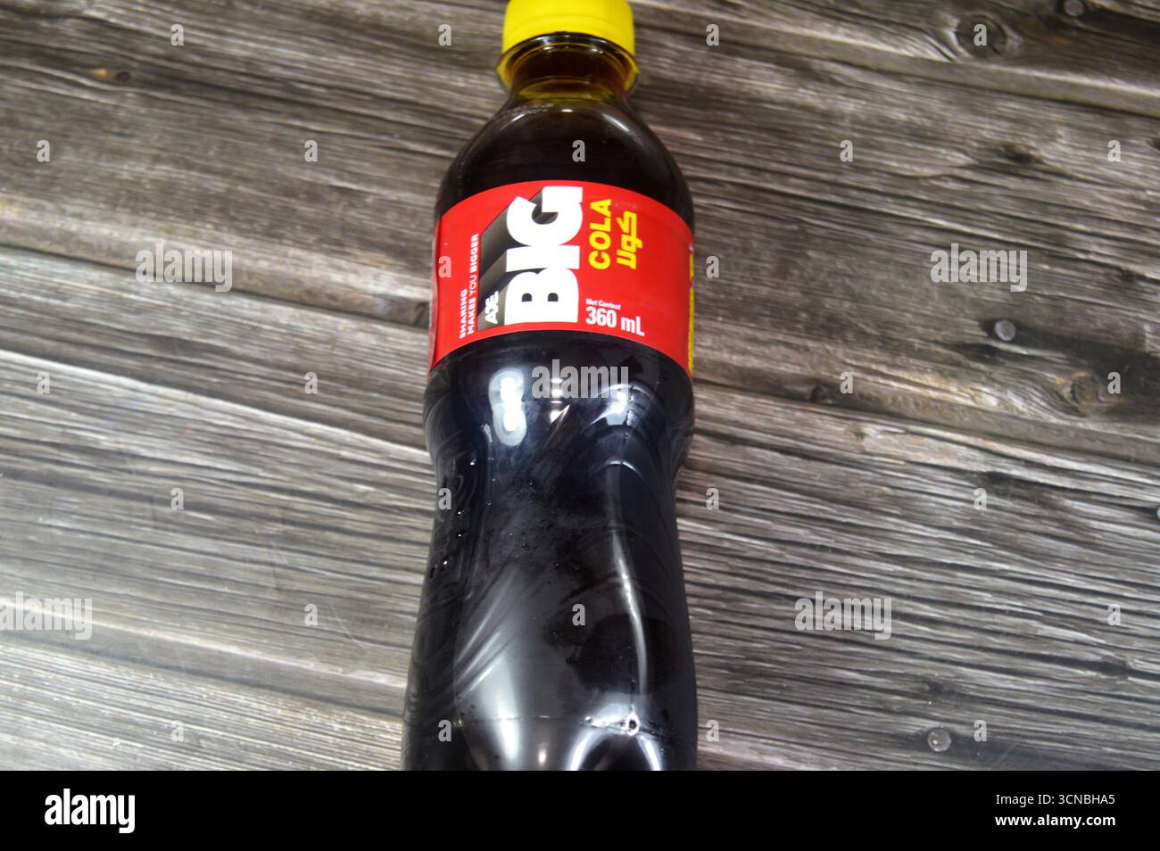 Le Caire, Égypte, 4 septembre 2025 : Cola saveur de Big soda rafraîchissant et pétillant boisson gazeuse, boisson gazeuse avec saveur spéciale, avec délicieux différent Banque D'Images