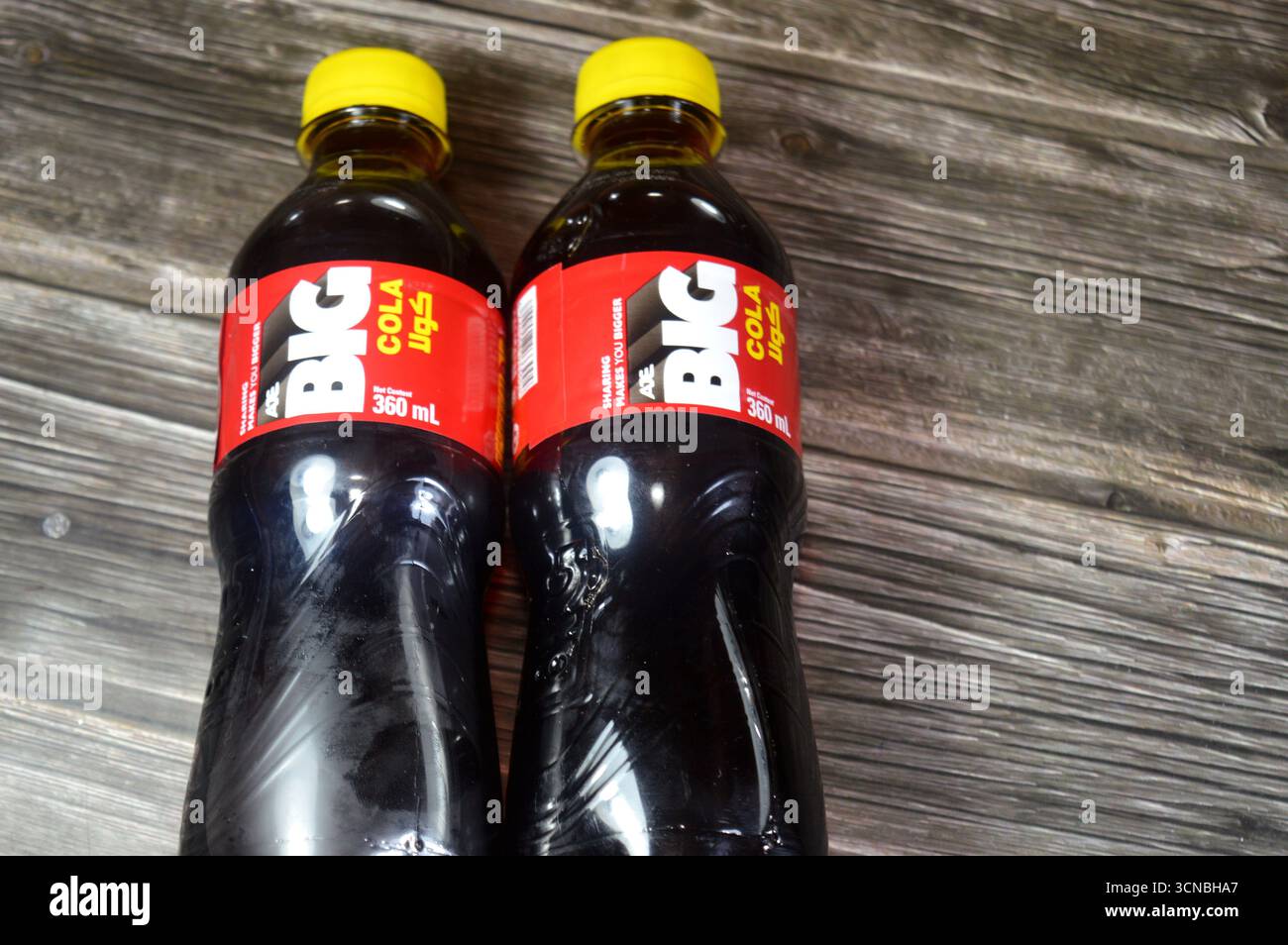 Le Caire, Égypte, 4 septembre 2025 : Cola saveur de Big soda rafraîchissant et pétillant boisson gazeuse, boisson gazeuse avec saveur spéciale, avec délicieux différent Banque D'Images