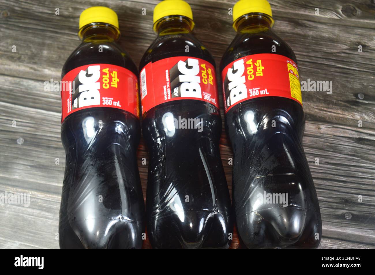 Le Caire, Égypte, 4 septembre 2025 : Cola saveur de Big soda rafraîchissant et pétillant boisson gazeuse, boisson gazeuse avec saveur spéciale, avec délicieux différent Banque D'Images