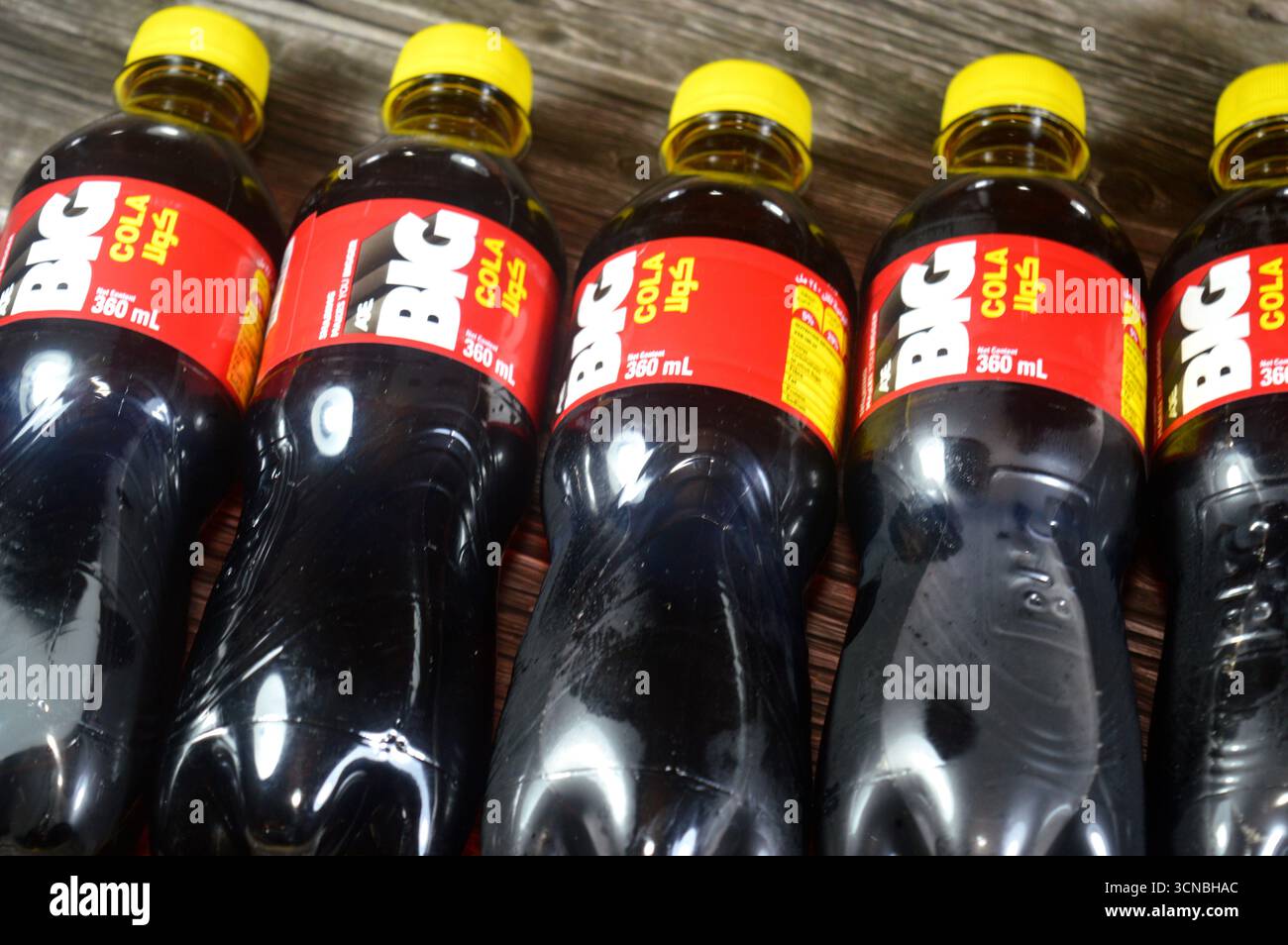 Le Caire, Égypte, 4 septembre 2025 : Cola saveur de Big soda rafraîchissant et pétillant boisson gazeuse, boisson gazeuse avec saveur spéciale, avec délicieux différent Banque D'Images