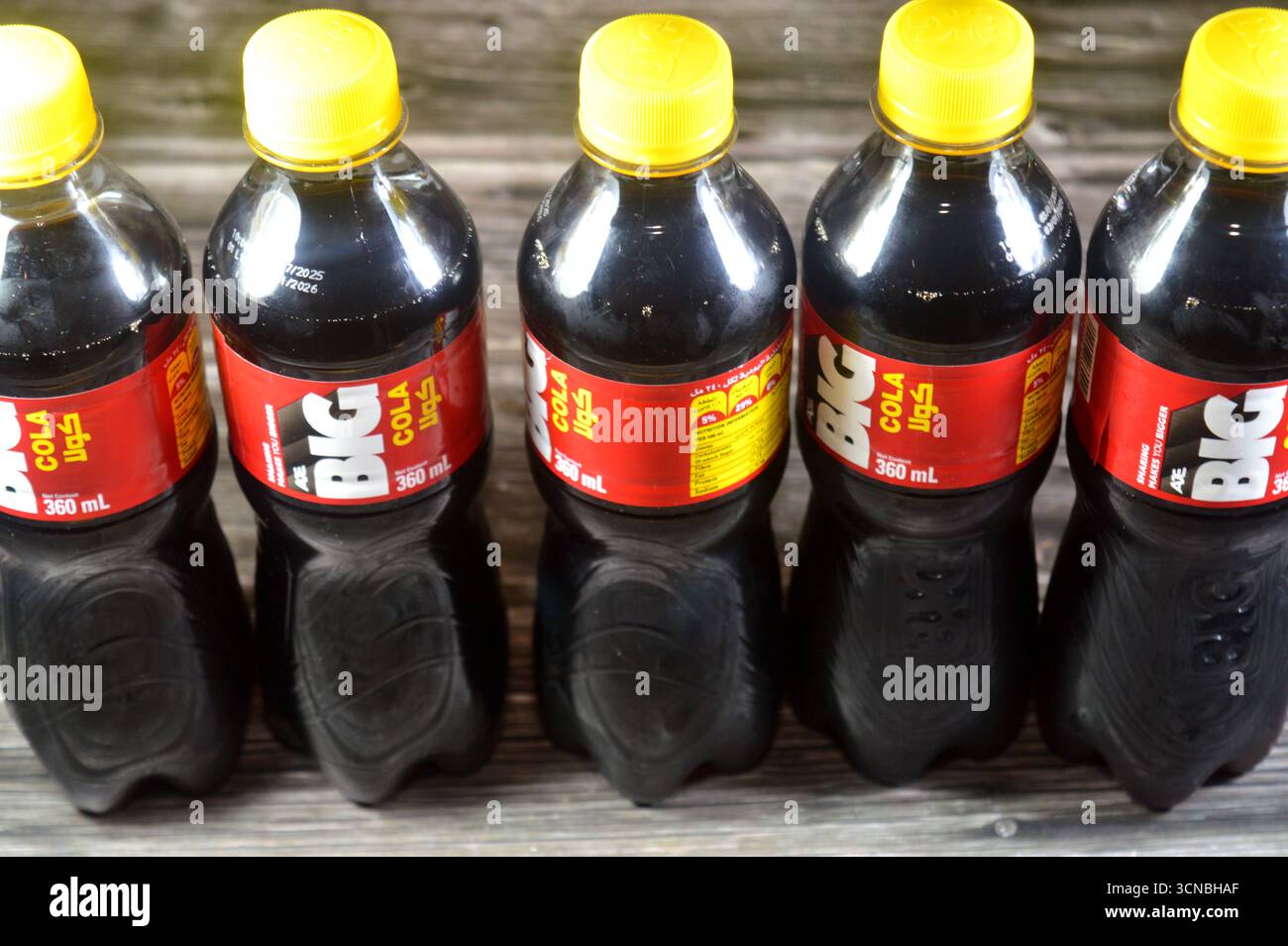 Le Caire, Égypte, 4 septembre 2025 : Cola saveur de Big soda rafraîchissant et pétillant boisson gazeuse, boisson gazeuse avec saveur spéciale, avec délicieux différent Banque D'Images