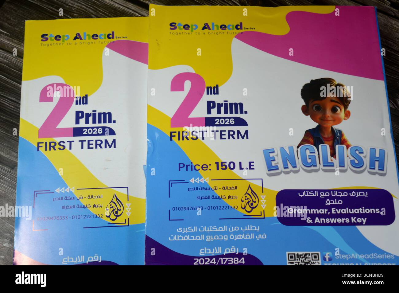 Le Caire, Égypte, 4 septembre 2025 : le livre en anglais Step Ahead pour l'école primaire de 2e année 2026 1er trimestre, livres éducatifs utilisés par l'école égyptienne CHIL Banque D'Images