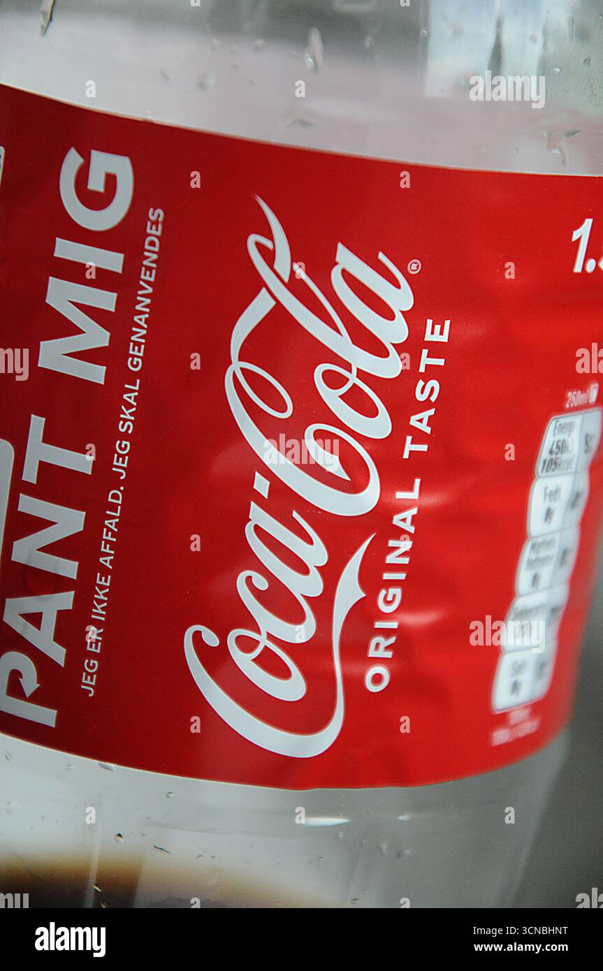Copenhague/ Danemark/20 septembre 2025/.Coco cola bouteille de goût original. (Photo.Francis Joseph Dean/Dean Pictures) (pas pour usage commercial) Banque D'Images Copenhague/ Danemark/20 septembre 2025/.Coco cola bouteille de goût original. (Photo.Francis Joseph Dean/Dean Pictures) (pas pour usage commercial) Banque D'Images