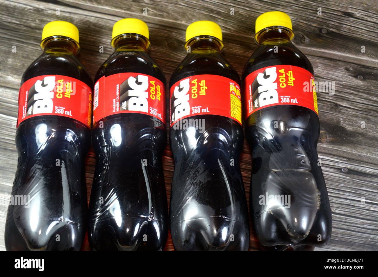 Le Caire, Égypte, 4 septembre 2025 : Cola saveur de Big soda rafraîchissant et pétillant boisson gazeuse, boisson gazeuse avec saveur spéciale, avec délicieux différent Banque D'Images