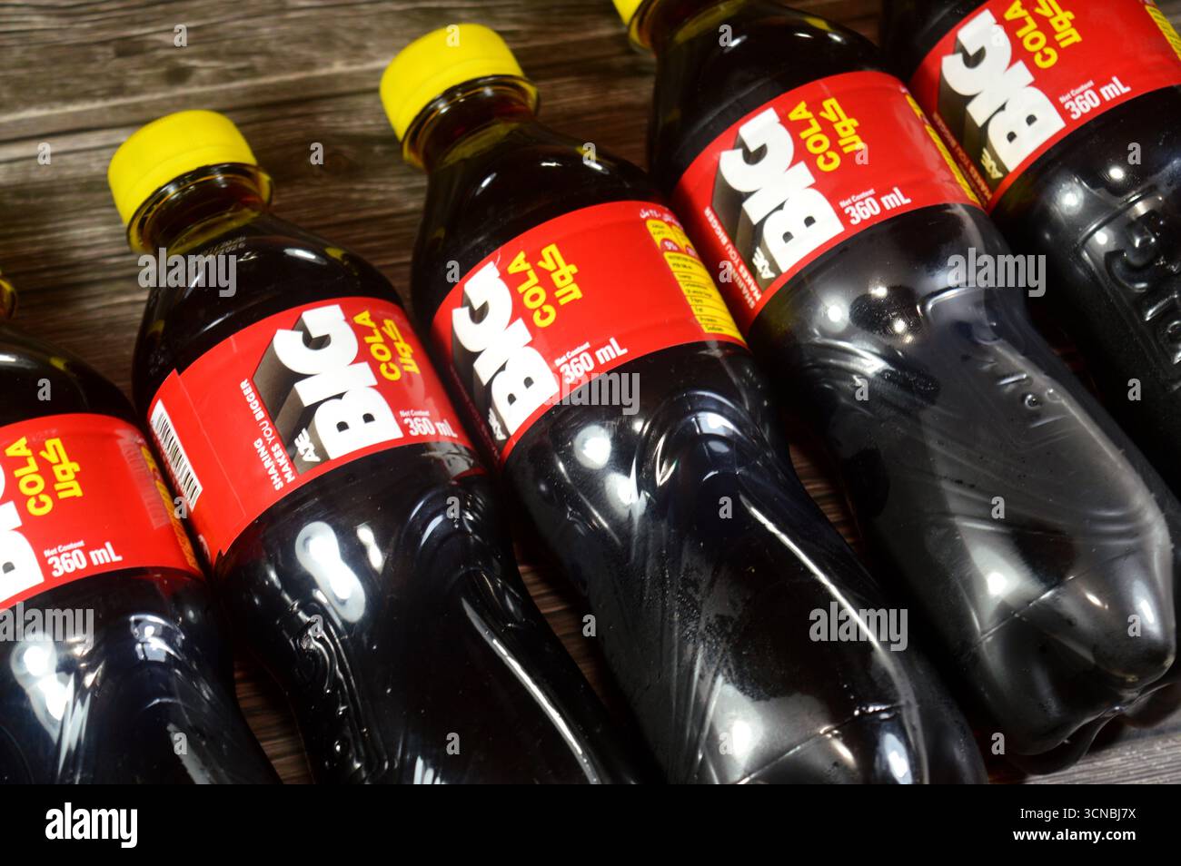 Le Caire, Égypte, 4 septembre 2025 : Cola saveur de Big soda rafraîchissant et pétillant boisson gazeuse, boisson gazeuse avec saveur spéciale, avec délicieux différent Banque D'Images