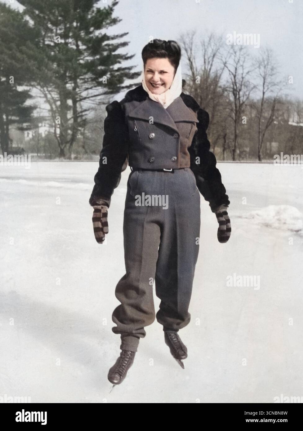 Photographie vintage colorisée d'une jeune femme sur patins à glace, 1944, USA. Banque D'Images