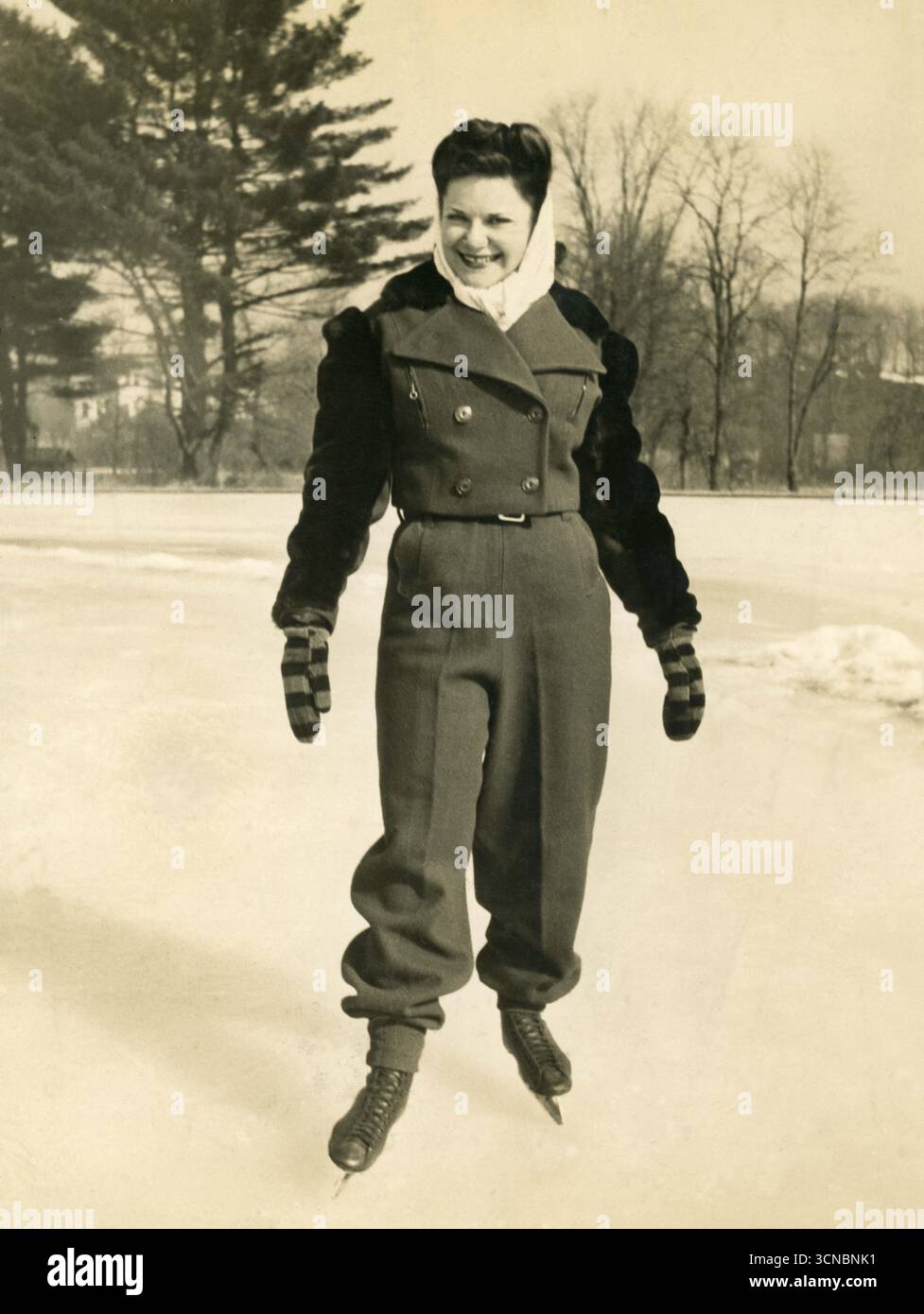 Photographie vintage d'une jeune femme sur patins à glace, 1944, USA. Banque D'Images