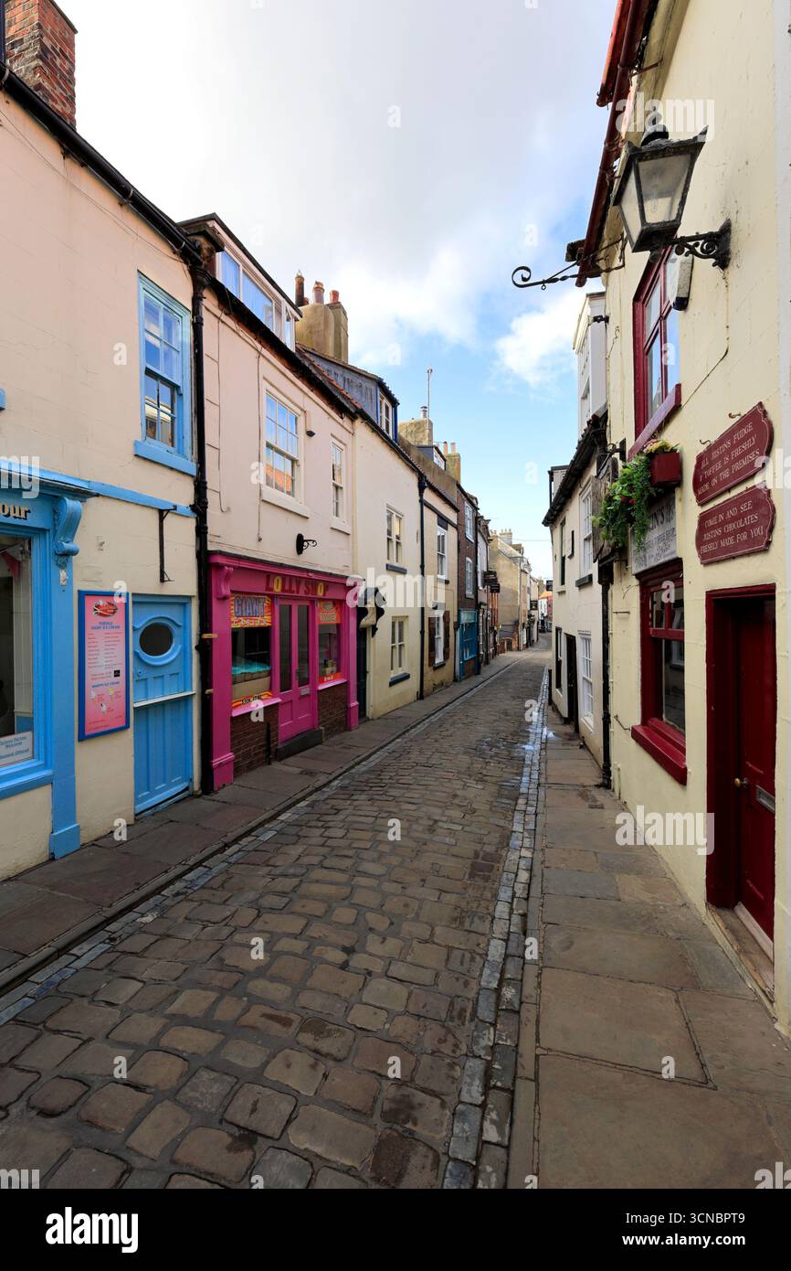 Vue le long de Church Street, Whitby Town, North Yorkshire Coast, Angleterre, Royaume-Uni Banque D'Images