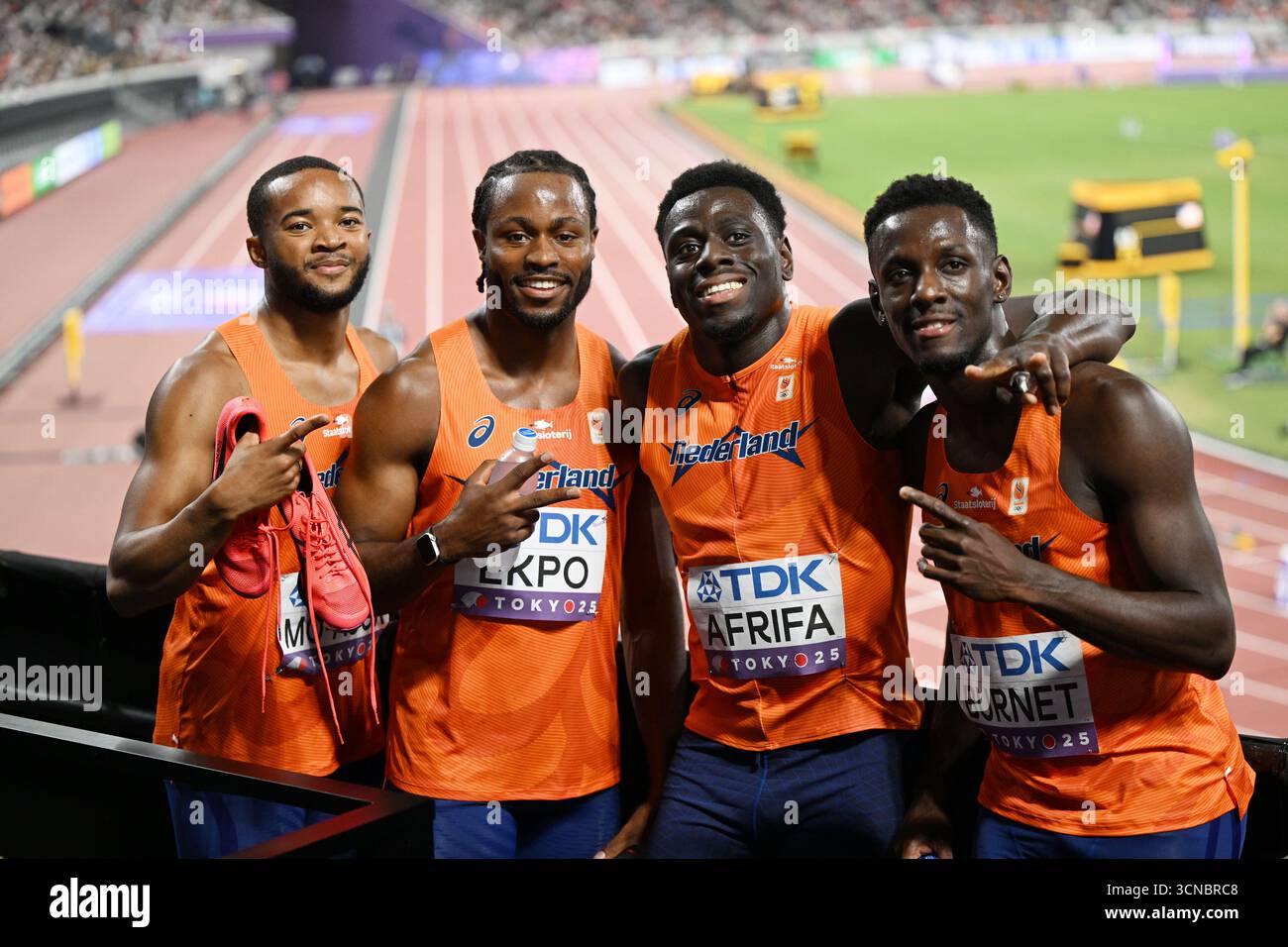 (De gauche à droite) Xavi MO-AJOK, Nsikak EKPO, Elvis AFRIFA, Taymir BURNET (NED), le 20 SEPTEMBRE, 2025 - Athlétisme : Championnats du monde d'athlétisme Tokyo 2025 relais 4x100m hommes au stade national de Tokyo, Japon. (Photo MATSUO.K/AFLO SPORT) Banque D'Images