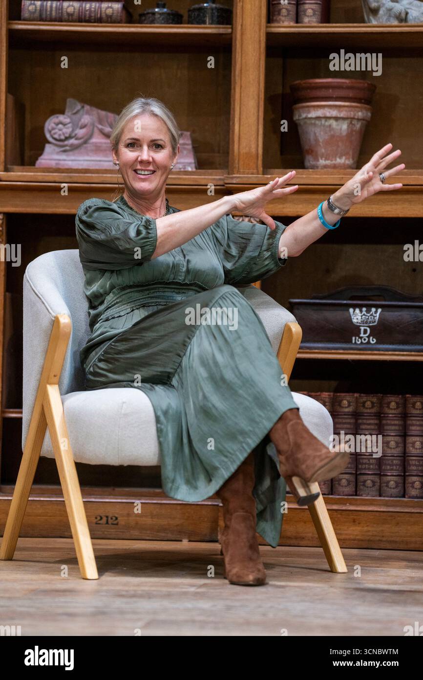 À USAGE ÉDITORIAL EXCLUSIF le journaliste Jojo Moyes au Queen's Reading Room Festival, un événement littéraire célébrant le pouvoir et les bienfaits de la lecture, organisé à Chatsworth dans le Derbyshire, avec des projections de cinéma en plein air, des spectacles de poésie et des signatures de livres exclusives. Date de la photo : samedi 20 septembre 2025. Banque D'Images