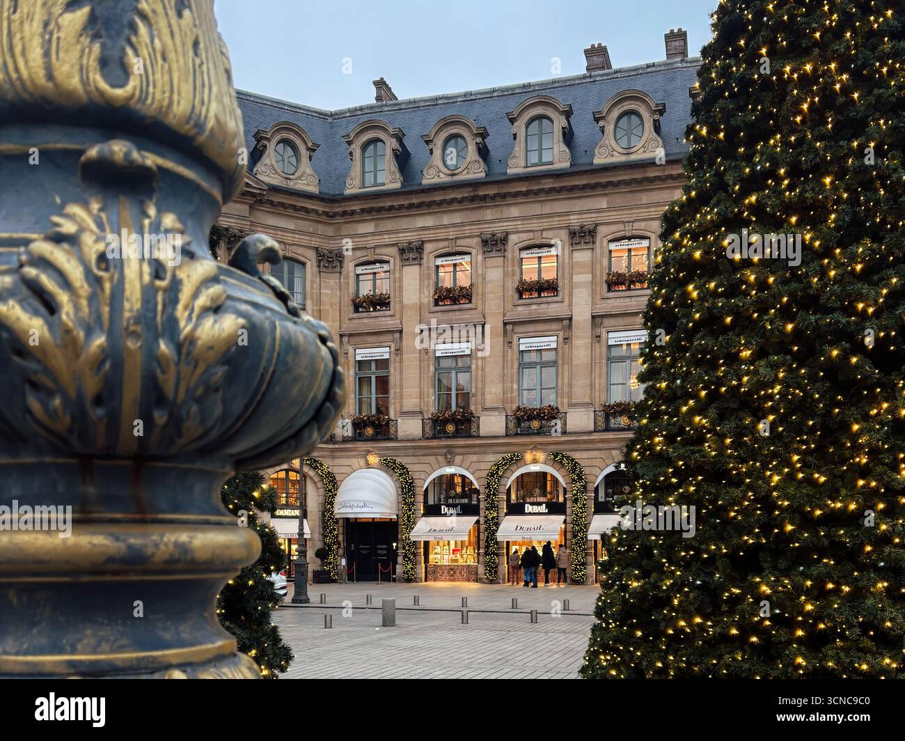 Bijouteries et décorations de Noël à la place Vendôme à Paris, France, décembre 2024 Banque D'Images