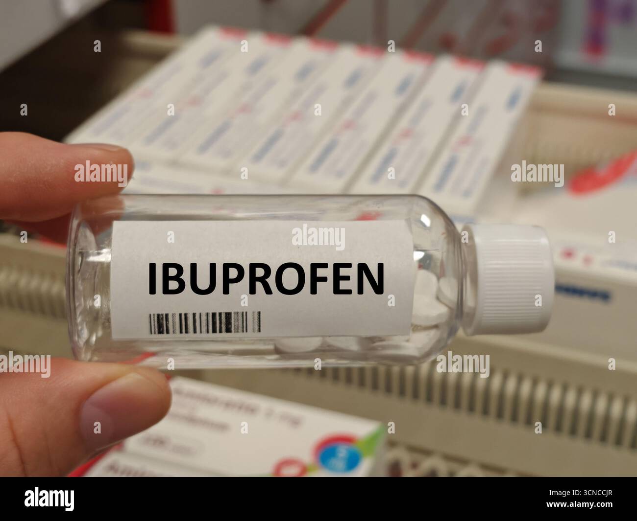 Boîte de comprimés d'ibuprofène placés sur une table, médicaments anti-inflammatoires en vente libre pour soulager la douleur en usage quotidien. Banque D'Images