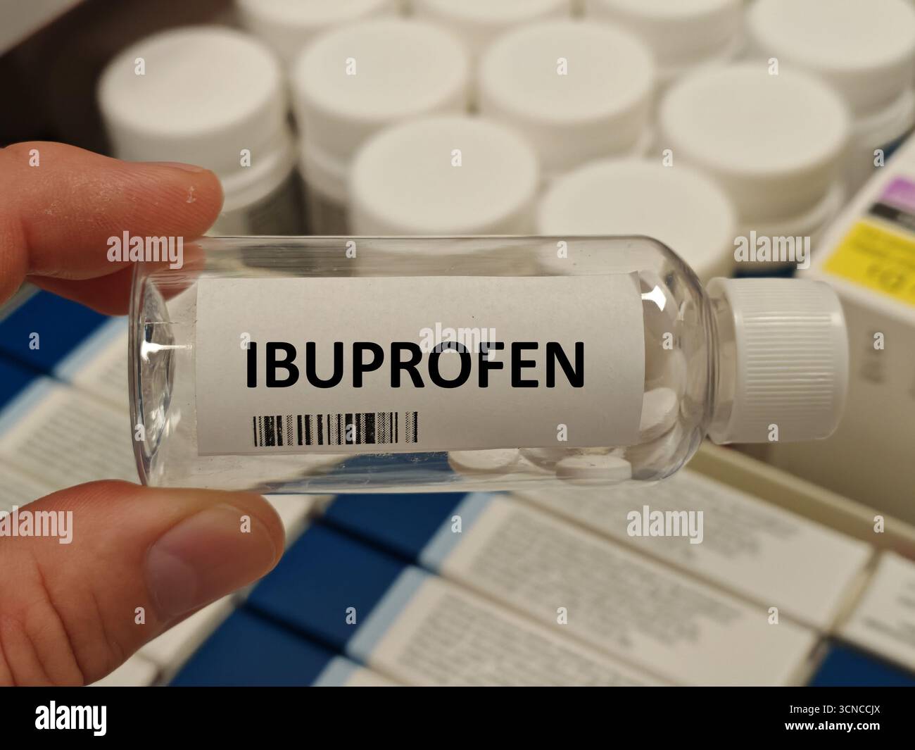 Boîte de comprimés d'ibuprofène placés sur une table, médicaments anti-inflammatoires en vente libre pour soulager la douleur en usage quotidien. Banque D'Images