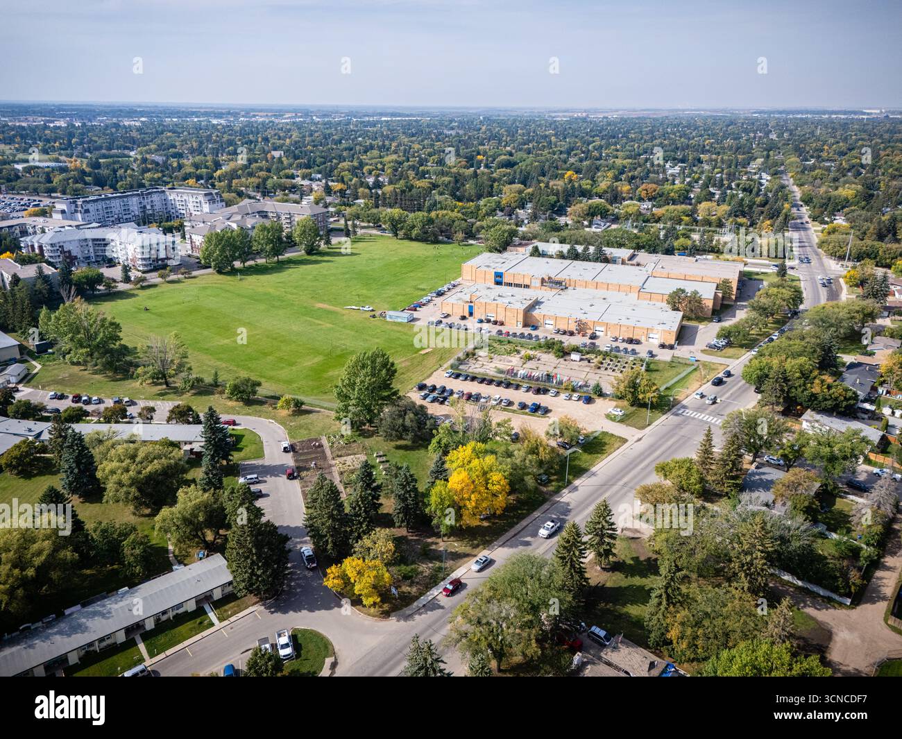 Vue aérienne du parc Brevoort à Saskatoon, Saskatchewan, avec résidences résidentielles, écoles et parcs communautaires. Banque D'Images