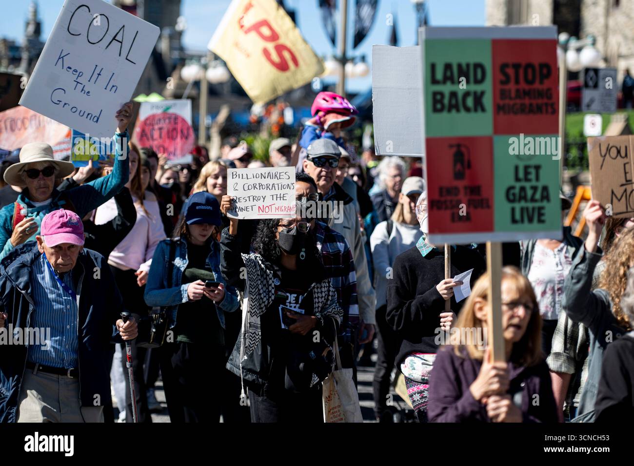 Ottawa, Canada. 20 septembre 2025. Des manifestants prennent part à une manifestation sur les changements climatiques ‚ÄúDraw The Line‚Äù à Ottawa le samedi 20 septembre 2025. Crédit : la presse canadienne/Alamy Live News Banque D'Images
