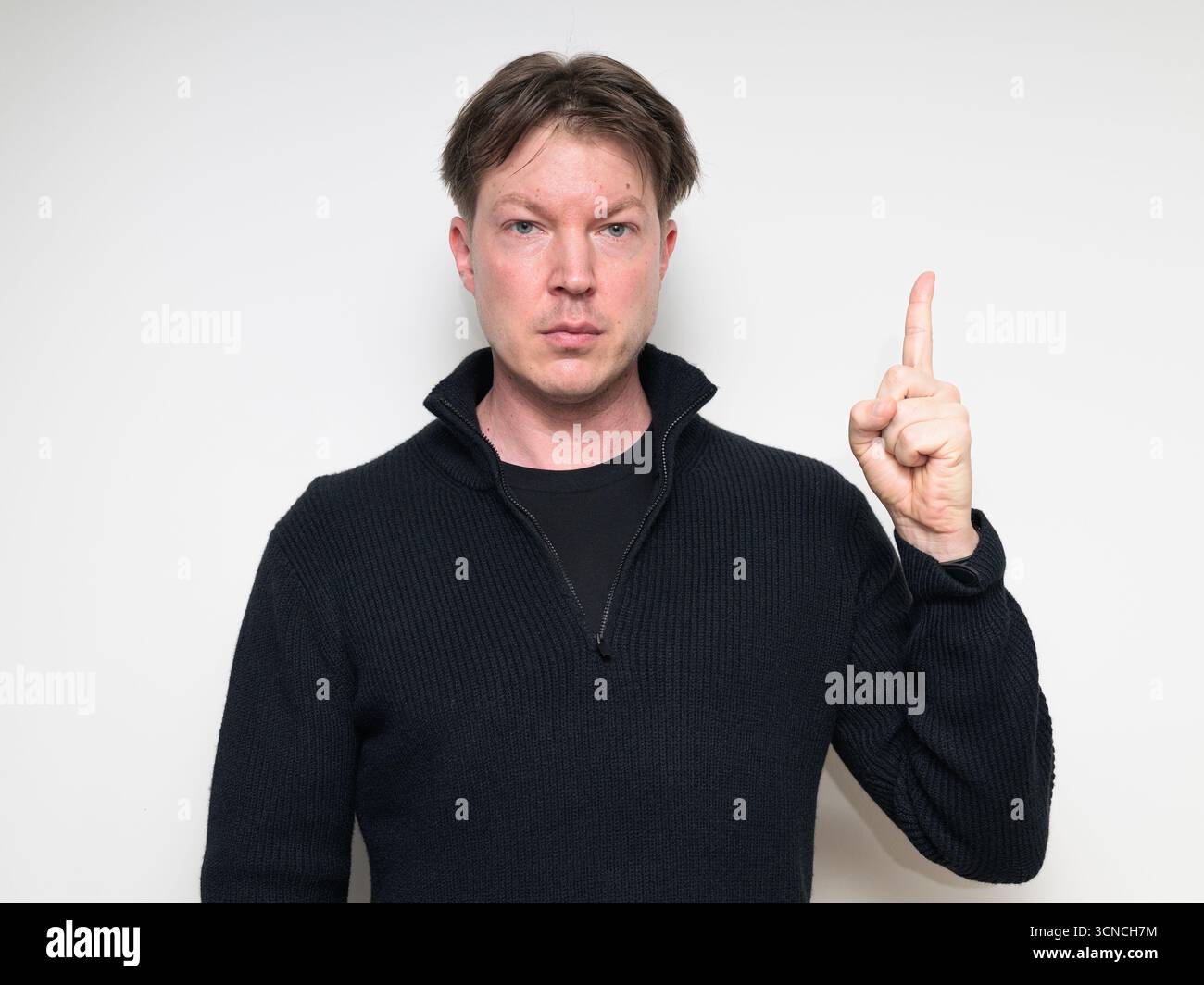 Homme adulte moyen scandinave en portrait de pull noir sur fond blanc de studio Banque D'Images