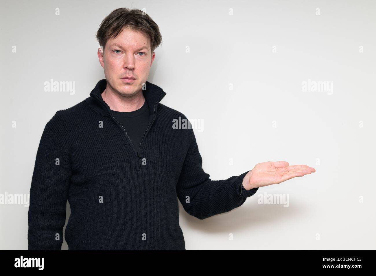 Homme adulte moyen scandinave en portrait de pull noir sur fond blanc de studio Banque D'Images