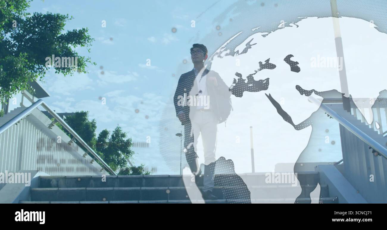 Homme d'affaires asiatique ascendant grimpant les escaliers à plaza, avec valise, sac et recouvrement de globe Banque D'Images