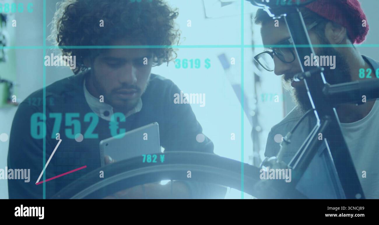 Examen de deux ingénieurs examinant la tablette et la roue de vélo dans l'atelier, avec superposition de grille de monnaie Banque D'Images