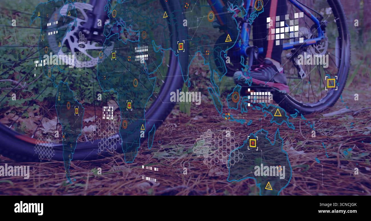 Montrant la roue de vélo de montagne, sneaker pédalant sur le sol de la forêt d'aiguilles de pin, avec superposition de carte numérique Banque D'Images