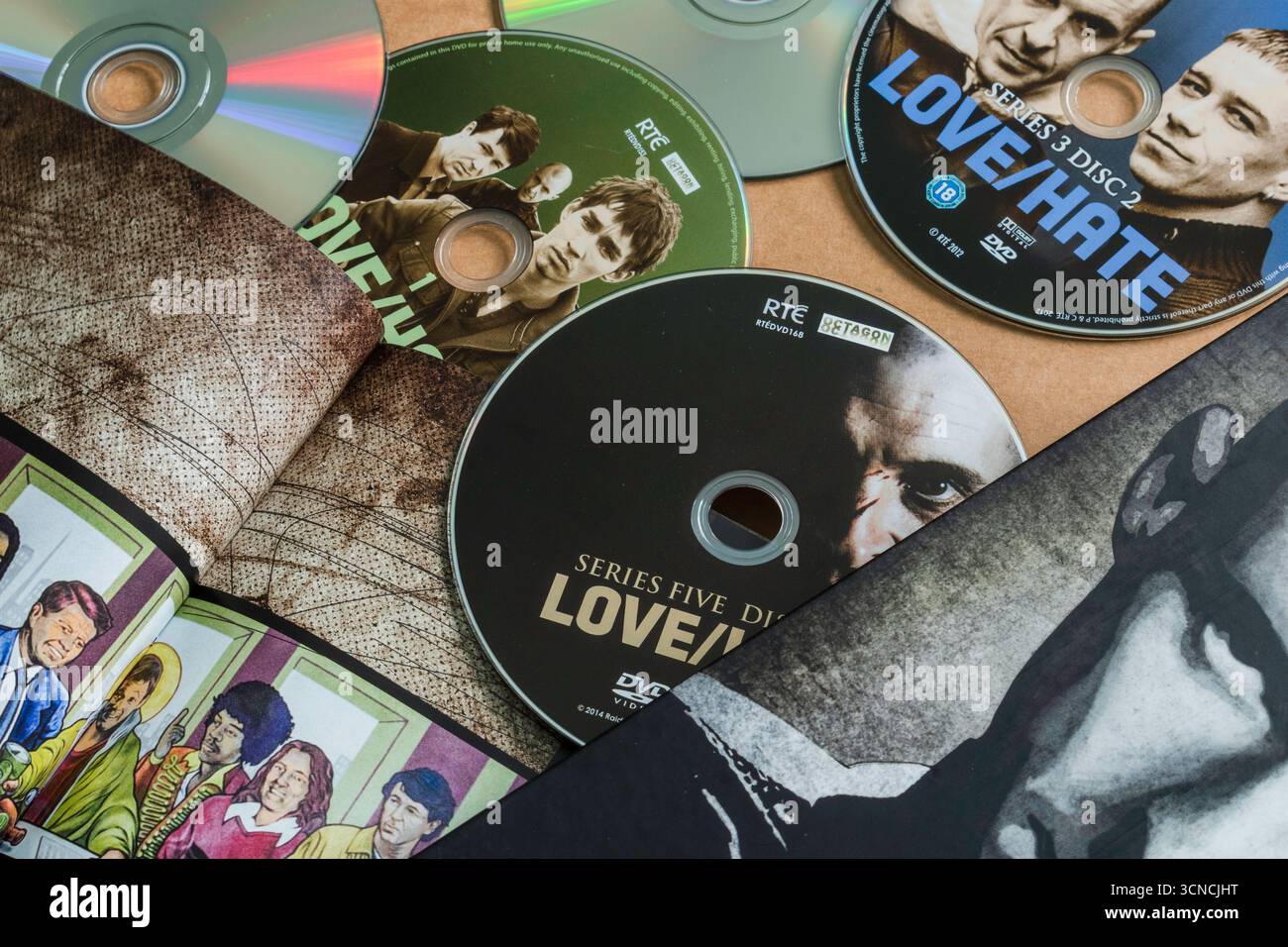 Love Hate DVD disques avec livret et couverture. Tom Vaughan-Lawlor, Aidan Gillen, Mark Dunne. Banque D'Images