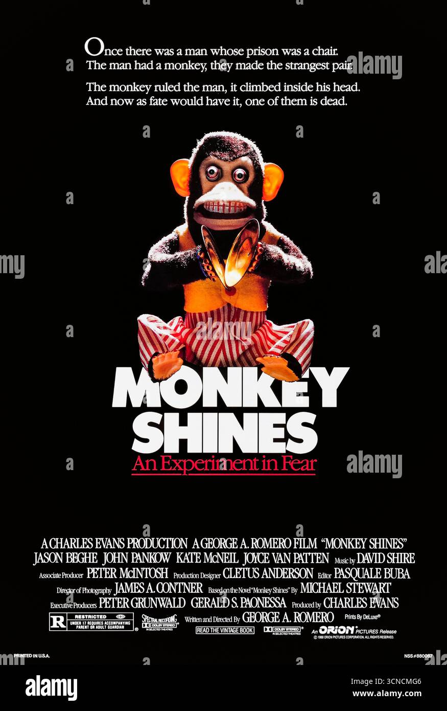 Monkey Shines (1988) réalisé par George A. Romero et mettant en vedette Jason Beghe, John Pankow et Kate McNeil. Un homme paralysé se lie avec un singe de service entraîné, mais leur relation devient mortelle dans ce thriller d'horreur psychologique. Photographie d'une affiche américaine originale de 1988 À USAGE ÉDITORIAL EXCLUSIF. Crédit : BFA / Orion Pictures Banque D'Images