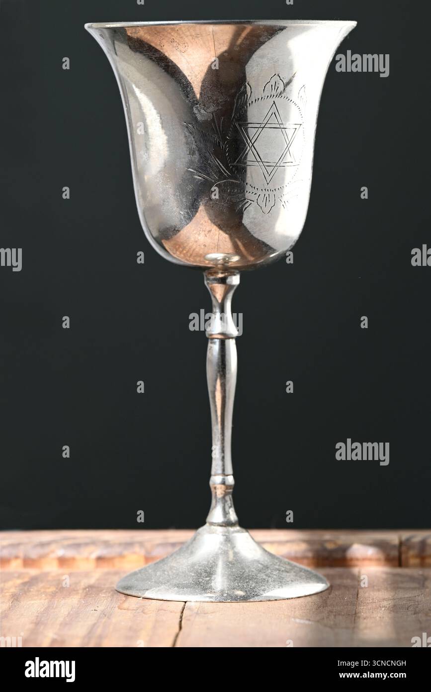 Un gros plan d'une tasse d'argent pour enfants pour boire du vin pendant les fêtes juives Banque D'Images