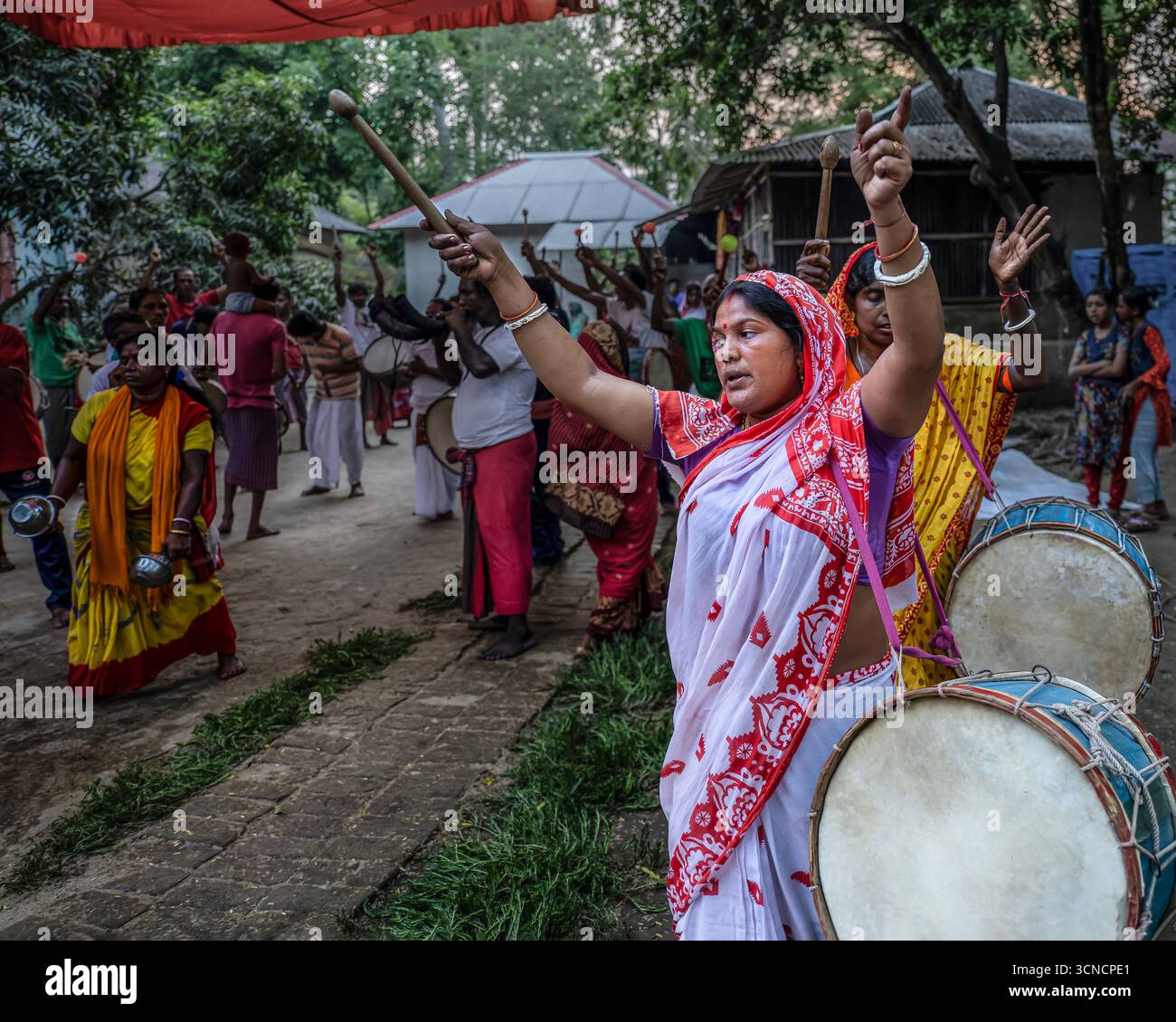 Célébration traditionnelle dans la communauté Matua – les femmes mènent le rythme de la tradition avec des tambours vibrants. Banque D'Images