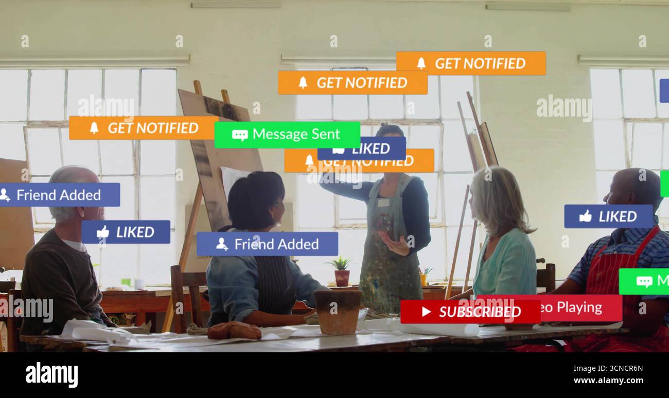 Instructeur guidant la classe de peinture dans le studio d'art, avec chevalets, table, bannières de notification Banque D'Images