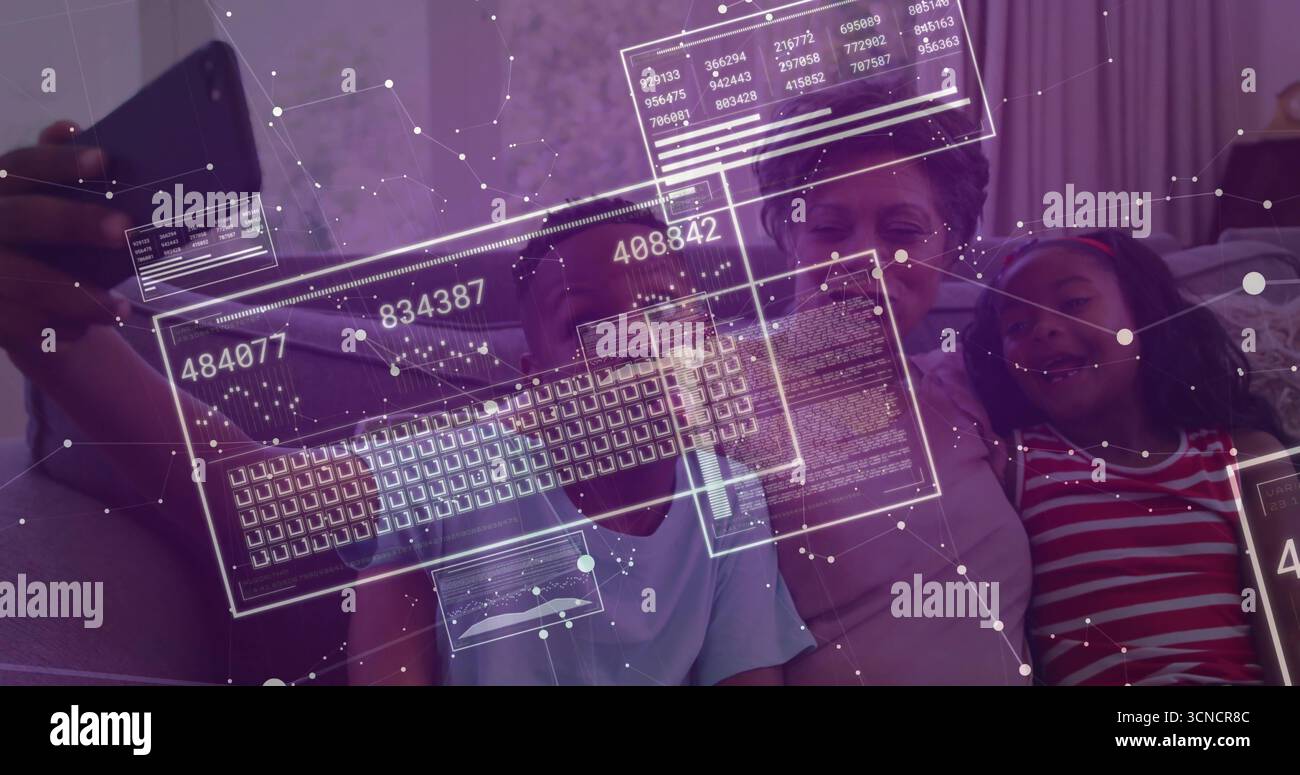 Femme senior penchée avec petits-enfants prenant selfie smartphone sur le canapé à la maison avec superposition de données Banque D'Images