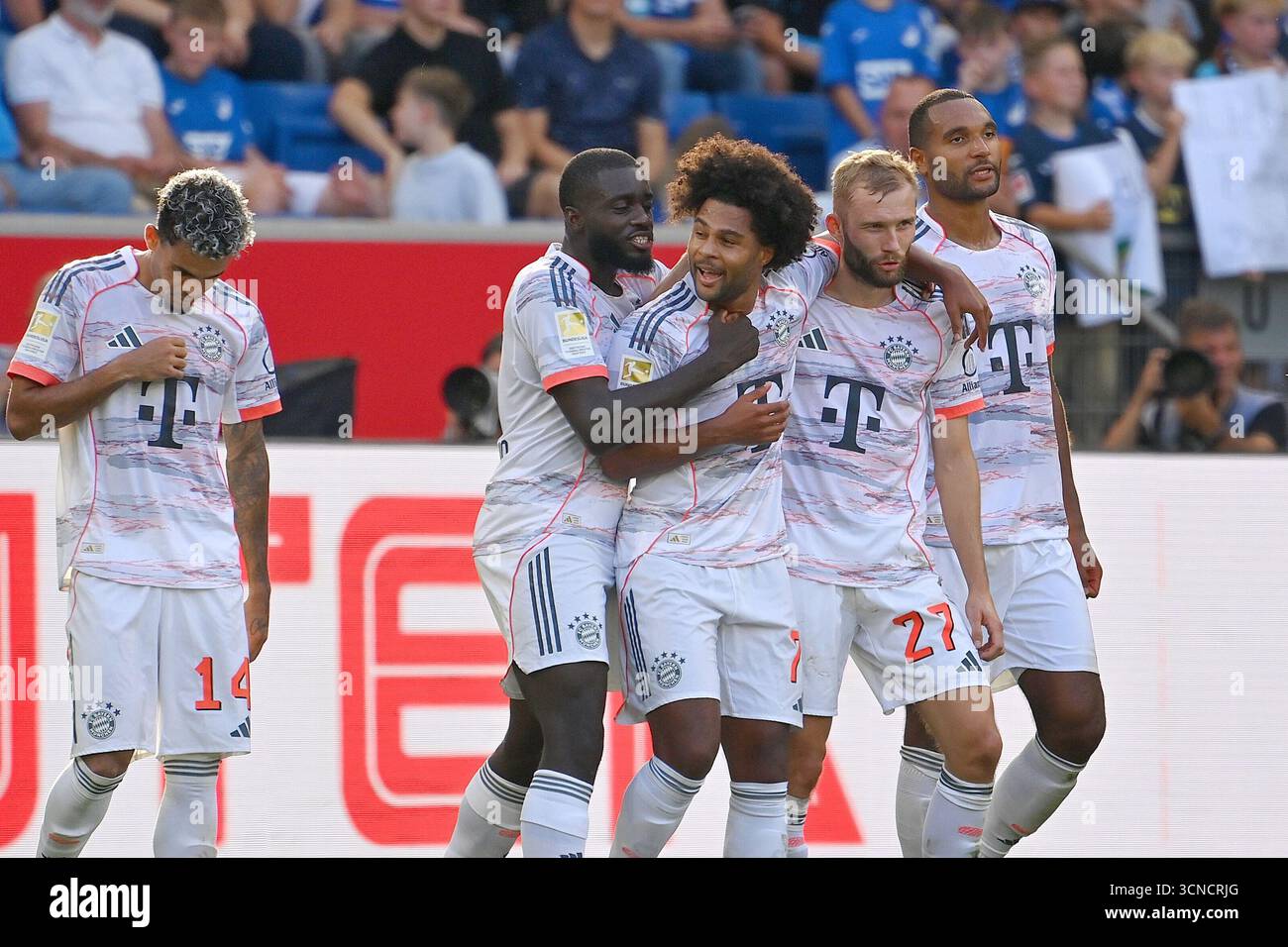 Sinsheim, Deutschland. 20 septembre 2025. Célébration du but pour Serge GNABRY (FC Bayern Munich) après le but de faire 1-4 avec Dayot UPAMECANO (FC Bayern Munich), à droite : Konrad LAIMER (FC Bayern Munich), Jonathan TAH (FC Bayern Munich), à gauche : Luis DIAZ (FC Bayern Munich). Jubilation, joie, enthousiasme, action, football, 1. Bundesliga saison 2025/2026, 4ème journée, matchday04 TSG 1899 Hoffenheim - FC Bayern Munich 1-4 le 20 septembre 2025, PreZero ARENA. Crédit : dpa/Alamy Live News Banque D'Images