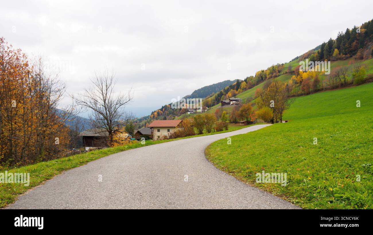 Vue spectaculaire de Santa Maddalena en automne. Célèbre village de montagne Dolomites à Val di Funes, Tyrol du Sud, Italie. Une étroite route locale menait au village Banque D'Images