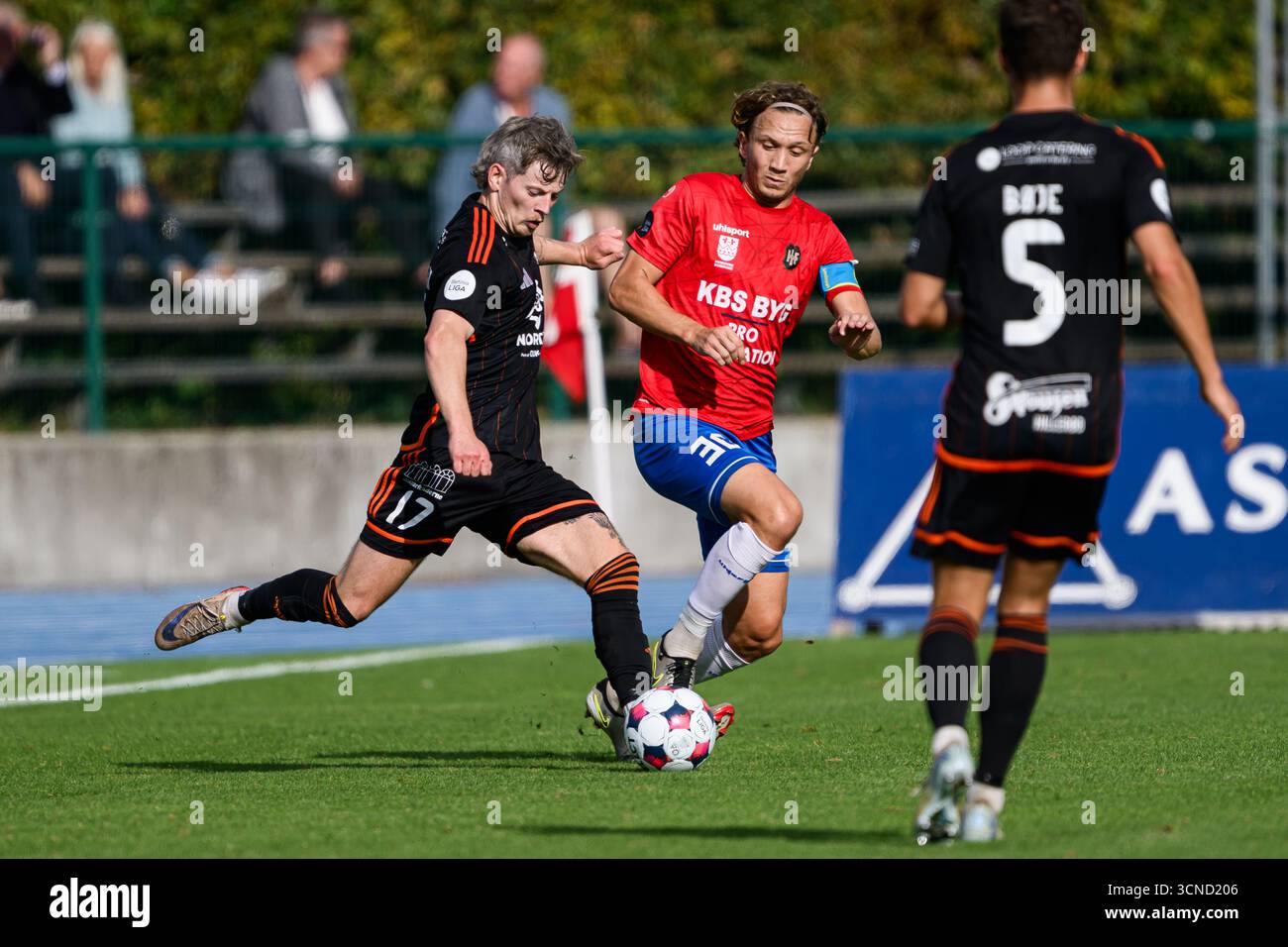 Hvidovre, Danemark. 20 septembre 2025. Adrian Justinussen (17 ans) de Hilleroed et Magnus Fredslund (30 ans) de Hvidovre vus lors du match de Betinia Liga entre Hvidovre IF et Hilleroed au Pro ventilation Arena de Hvidovre. Crédit : Gonzales photo/Alamy Live News Banque D'Images