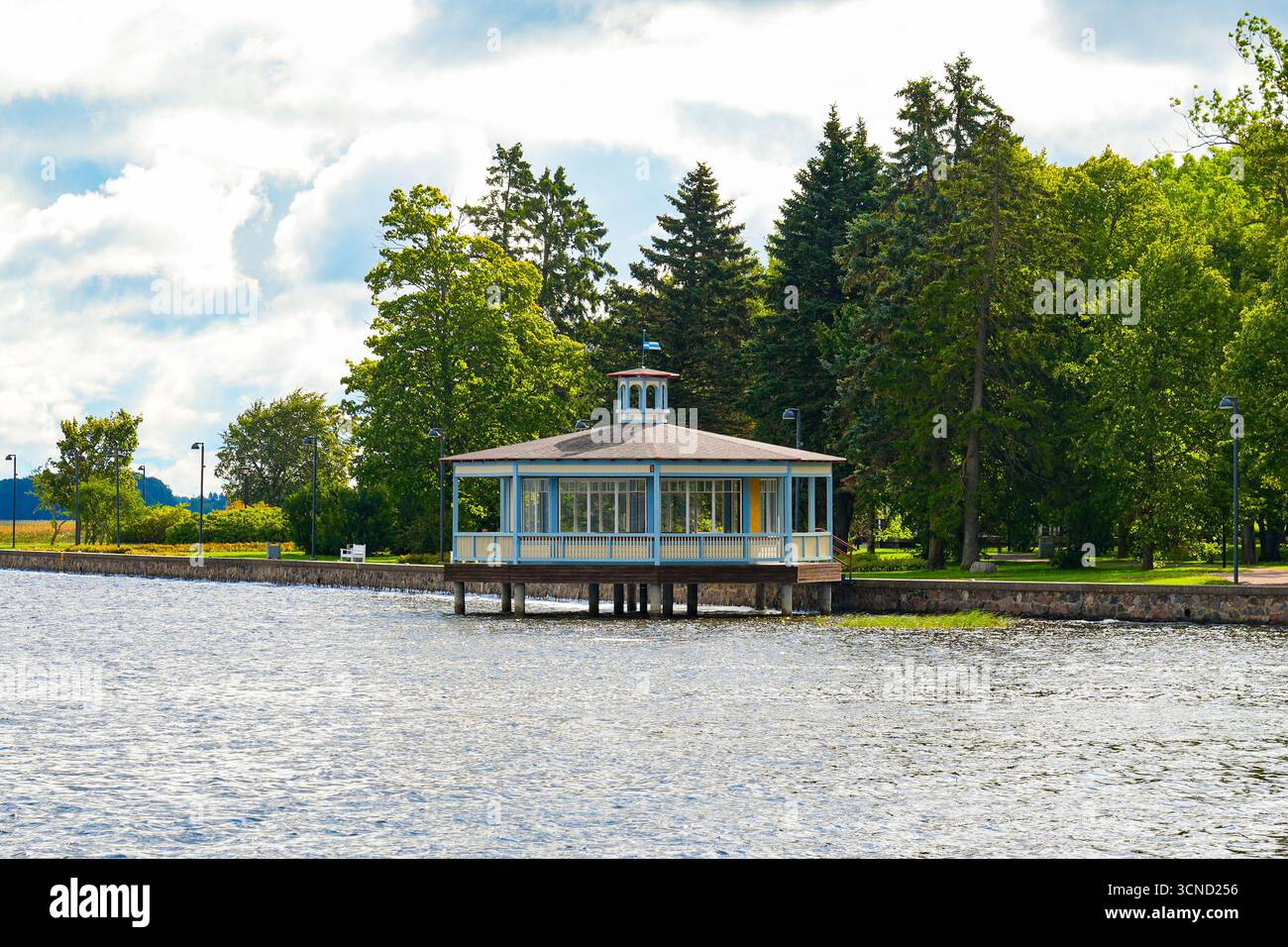 Pavillon de bord de mer le long de la promenade Haapsalu dans la mer Baltique, Estonie - bâtiment hexagonal en bois sur pilotis dans une ville thermale nordique Banque D'Images