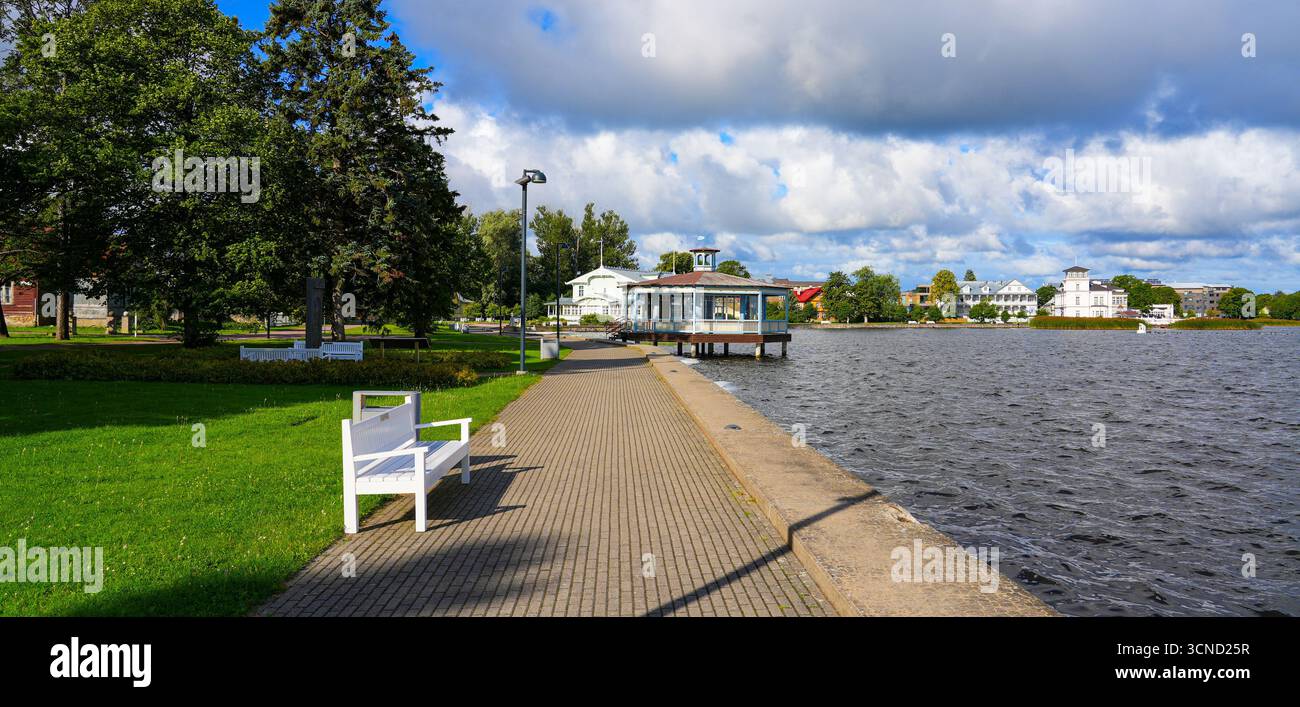 Pavillon de bord de mer le long de la promenade Haapsalu dans la mer Baltique, Estonie - bâtiment hexagonal en bois sur pilotis dans une ville thermale nordique Banque D'Images