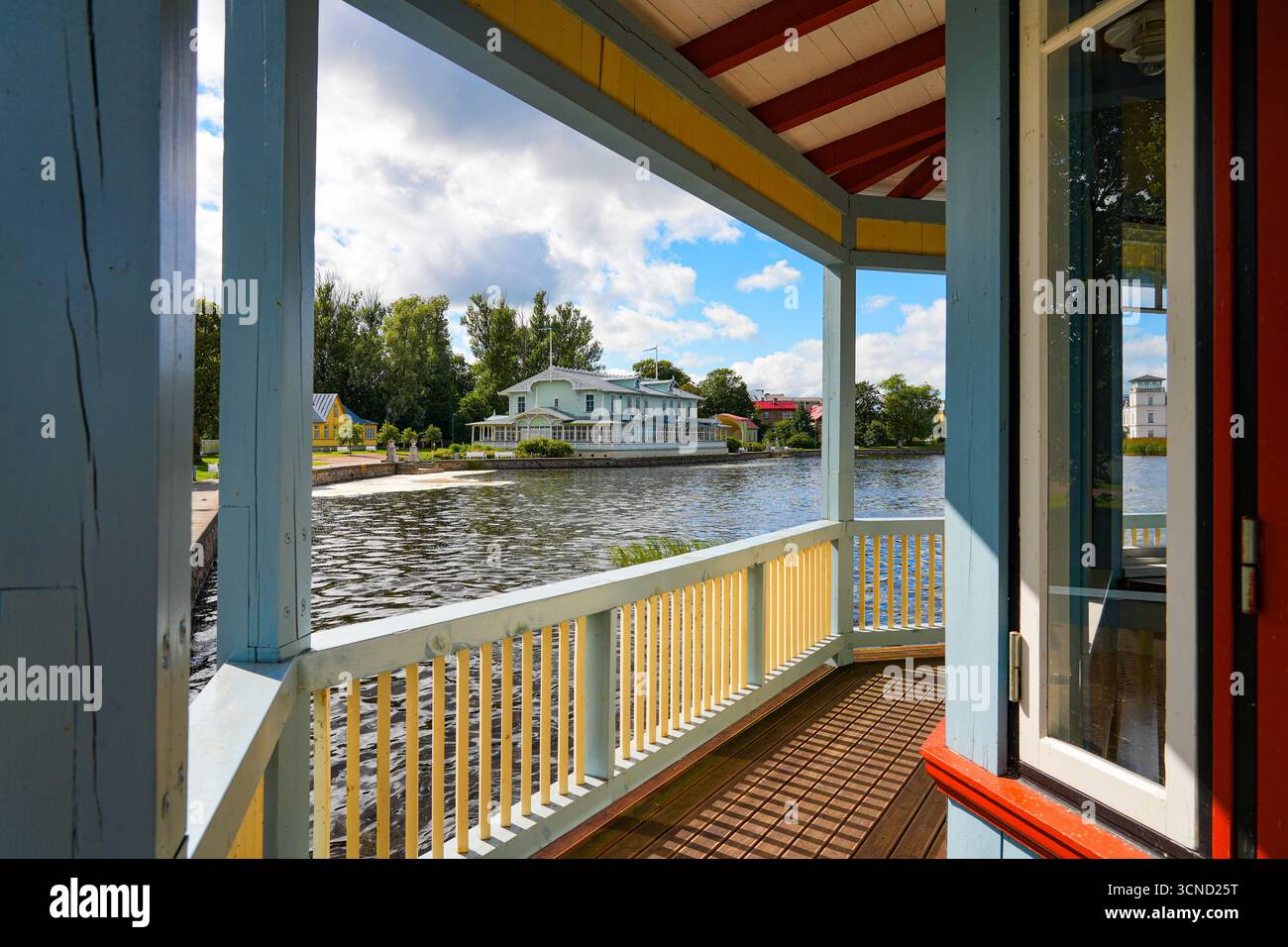 Haapsalu Kuursaal (salle de spa) sur une promenade en bord de mer le long de la mer Baltique en Estonie - bâtiment historique en bois avec ornement de dentelle en bois découpée à la scie Banque D'Images