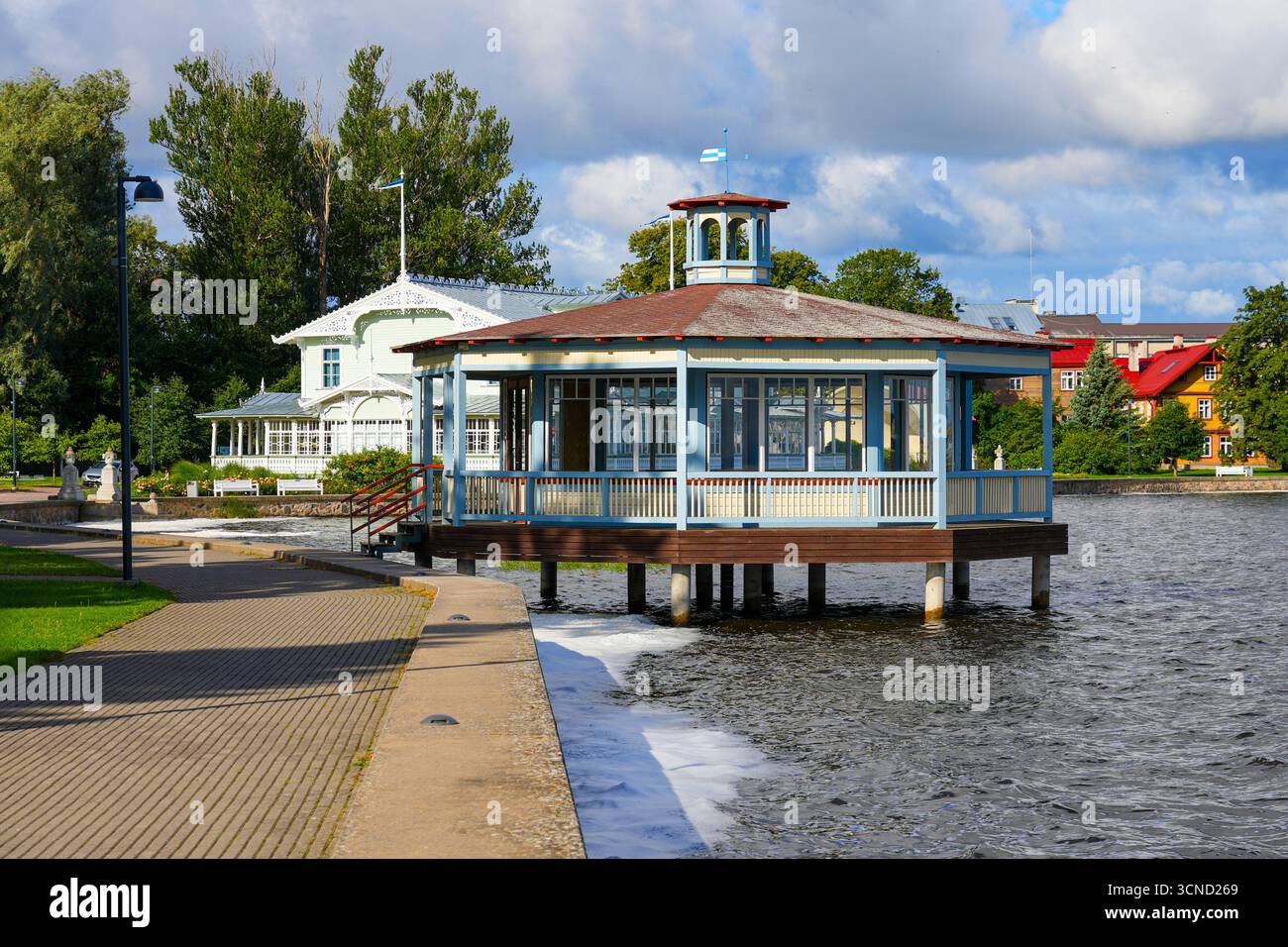 Pavillon de bord de mer le long de la promenade Haapsalu dans la mer Baltique, Estonie - bâtiment hexagonal en bois sur pilotis dans une ville thermale nordique Banque D'Images