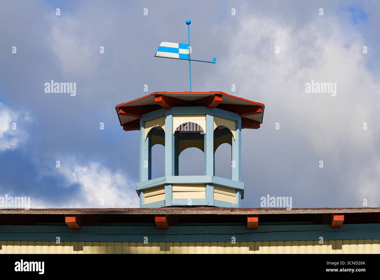 Pavillon de bord de mer le long de la promenade Haapsalu dans la mer Baltique, Estonie - bâtiment hexagonal en bois sur pilotis dans une ville thermale nordique Banque D'Images