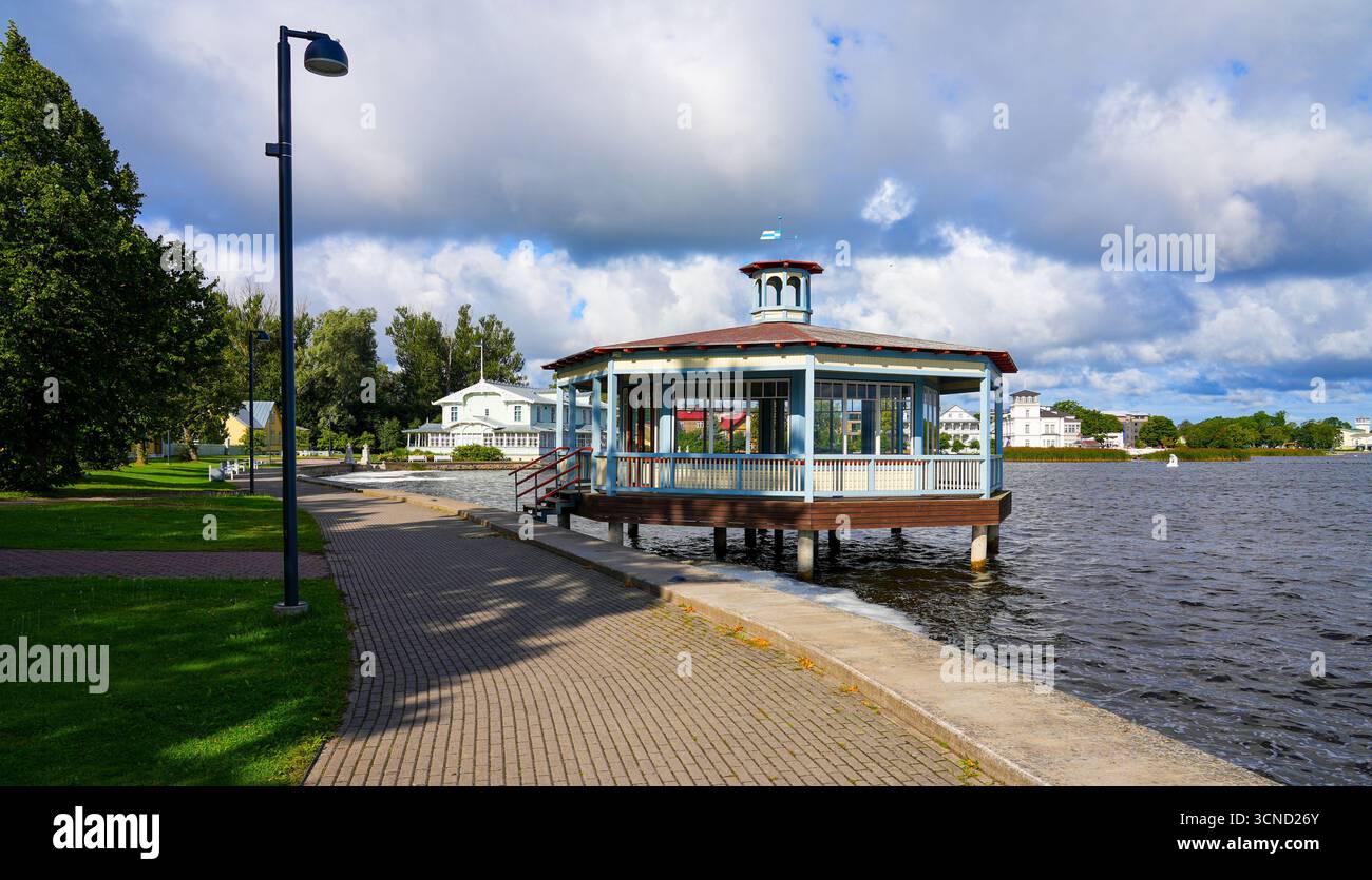 Pavillon de bord de mer le long de la promenade Haapsalu dans la mer Baltique, Estonie - bâtiment hexagonal en bois sur pilotis dans une ville thermale nordique Banque D'Images