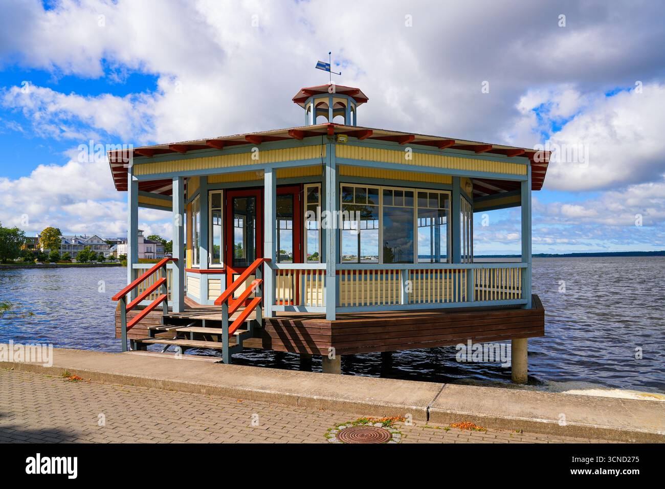 Pavillon de bord de mer le long de la promenade Haapsalu dans la mer Baltique, Estonie - bâtiment hexagonal en bois sur pilotis dans une ville thermale nordique Banque D'Images