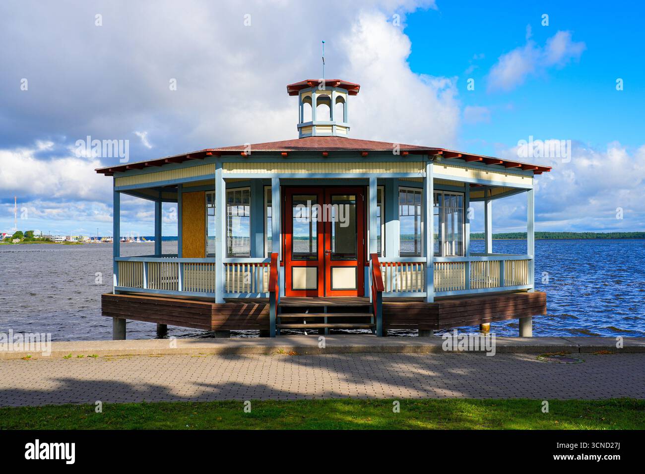 Pavillon de bord de mer le long de la promenade Haapsalu dans la mer Baltique, Estonie - bâtiment hexagonal en bois sur pilotis dans une ville thermale nordique Banque D'Images