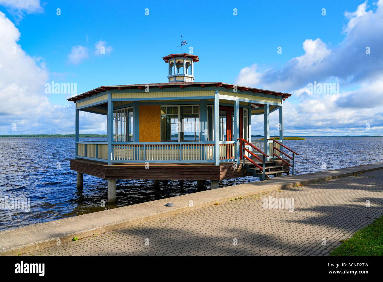 Pavillon de bord de mer le long de la promenade Haapsalu dans la mer Baltique, Estonie - bâtiment hexagonal en bois sur pilotis dans une ville thermale nordique Banque D'Images