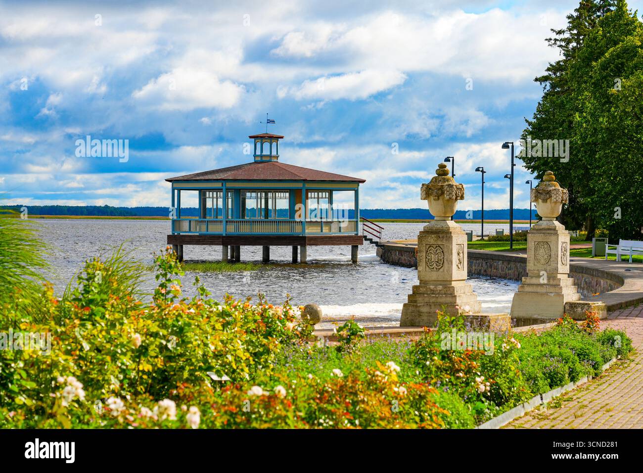 Pavillon de bord de mer le long de la promenade Haapsalu dans la mer Baltique, Estonie - bâtiment hexagonal en bois sur pilotis dans une ville thermale nordique Banque D'Images