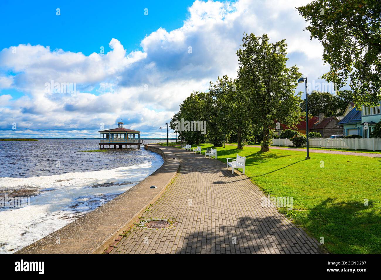 Pavillon de bord de mer le long de la promenade Haapsalu dans la mer Baltique, Estonie - bâtiment hexagonal en bois sur pilotis dans une ville thermale nordique Banque D'Images
