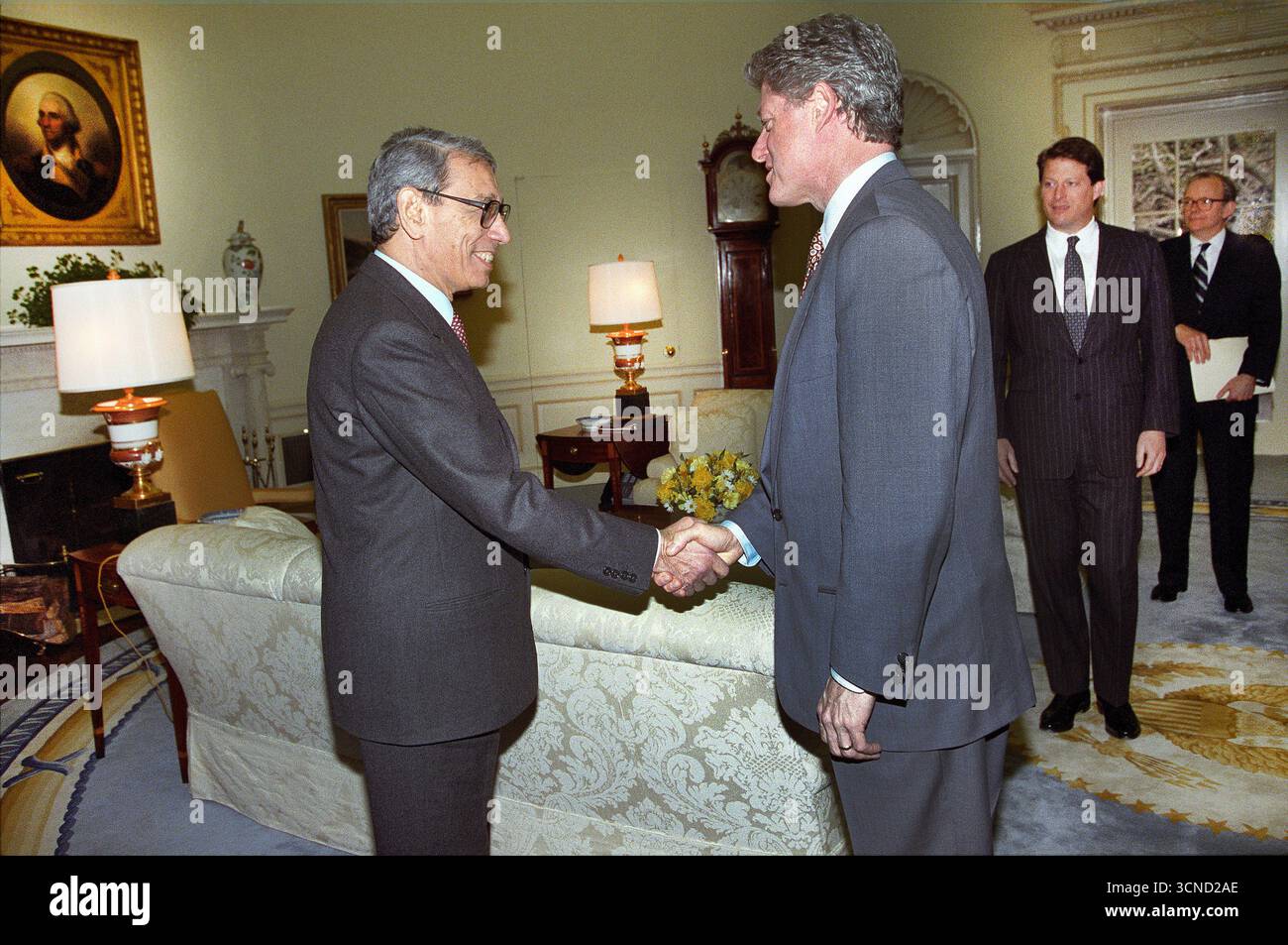 Le président américain Bill Clinton serrant la main du secrétaire général des Nations Unies Boutros Boutros-Ghali alors que le vice-président américain Al Gore regarde dans le bureau ovale de la Maison Blanche, Washington, DC, États-Unis, Bob McNeely, photographe de la Maison Blanche, 23 février 1993 Banque D'Images