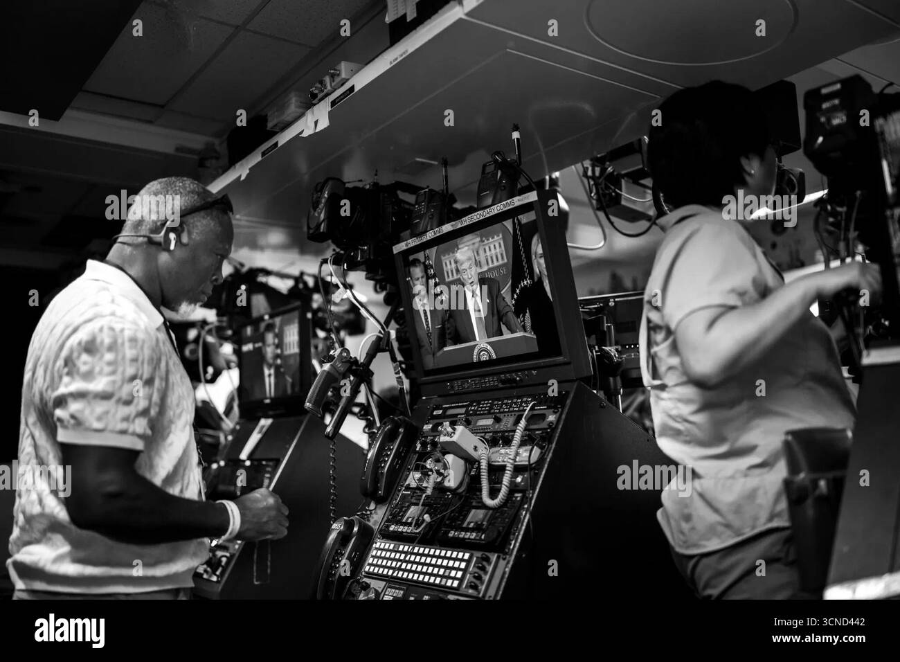 Vue dans les coulisses à l’intérieur du kiosque de presse de la Maison Blanche lors de la conférence de presse sur la criminalité du président Donald Trump à Washington, DC, avec le personnel exploitant des équipements de diffusion. 11 août 2025. Image reproduite avec l'aimable autorisation de la Maison Blanche. Banque D'Images