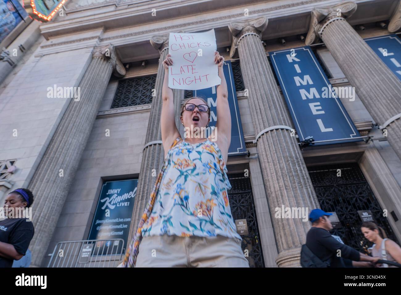 9/19/2025 contrairement à la démonstration remplie de SAG-AFTRA et WGA à Disney cet après-midi. Des manifestants anti-Trump comme Sunsara Taylor de RefuseFascism.org, un couple de touristes de Seattle qui portaient des chemises Jimmy Kimmel en solidarité, et des membres de la WGAW, comme Philip Walker (Monster High, Just Roll With It de Disney Channel) et Robyn Adams, nommée au jury Duty Emmy. Sellassie Blackwell, musicienne et militante pour la justice sociale, est devenue la capitaine de grève de facto, se présentant tôt avec un énorme haut-parleur et un micro pour diriger la foule dans des chants et jouer des airs tels que « I Want to Break Free » de Queen. Alors que c’est de Banque D'Images