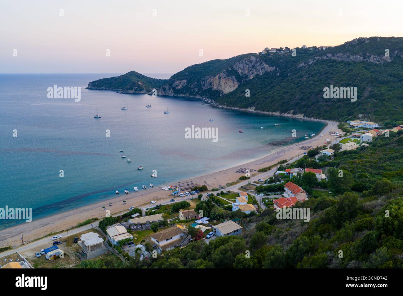 Vue aérienne de la plage d'Agios Georgios Pagon à Corfou, Grèce au crépuscule Banque D'Images