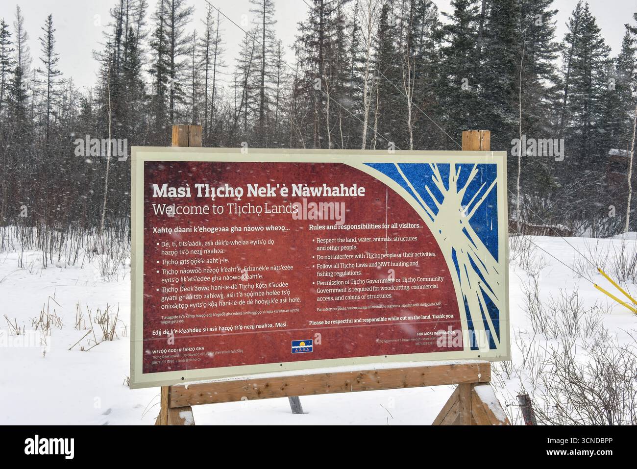Territoires du Nord-Ouest, Canada - 1er avril 2025 : panneau Bienvenue aux terres tlicho dans les Territoires du Nord-Ouest. Les Tlicho, également connus sous le nom de Dogrib, sont de Banque D'Images